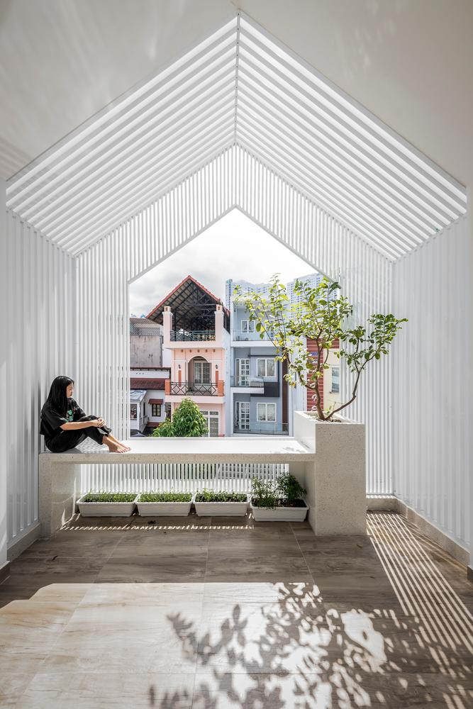 Giống như ngôi nhà ở Hòa Xuân (Đà Nẵng bên trên), gia chủ sử dụng các thanh sắt màu trắng làm cổng, tấm che và phên che ở phía trước ngôi nhà để tạo thống nhất cho mặt tiền và giúp ngôi nhà lưu thông không khí, ánh sáng nhiều nhất. Điểm nhấn ở đây là màu xanh của cây cối giữa những tấm phên che màu trắng. Giống như ngôi nhà ở Hòa Xuân (Đà Nẵng bên trên), gia chủ sử dụng các thanh sắt màu trắng làm cổng, tấm che và phên che ở phía trước ngôi nhà để tạo thống nhất cho mặt tiền và giúp ngôi nhà lưu thông không khí, ánh sáng nhiều nhất. Điểm nhấn ở đây là màu xanh của cây cối giữa những tấm phên che màu trắng.