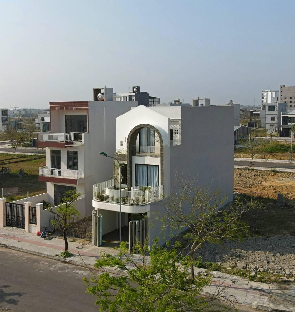 Công trình này ở Hòa Xuân (Đà Nẵng) có mặt tiền tầng 2 và tầng 3 lùi về phía sau để làm khu vườn trên tầng trệt thay vì ở tầng cao nhất của ngôi nhà như thông thường, sử dụng các thanh nan màu trắng tạo sự dịu dàng cho khu vườn kết hợp với phần mái vòm cao ở tầng 2 và 3 khiến cho mặt tiền giống như khu vườn địa đàng trong truyện cổ tích. Công trình này ở Hòa Xuân (Đà Nẵng) có mặt tiền tầng 2 và tầng 3 lùi về phía sau để làm khu vườn trên tầng trệt thay vì ở tầng cao nhất của ngôi nhà như thông thường, sử dụng các thanh nan màu trắng tạo sự dịu dàng cho khu vườn kết hợp với phần mái vòm cao ở tầng 2 và 3 khiến cho mặt tiền giống như khu vườn địa đàng trong truyện cổ tích.