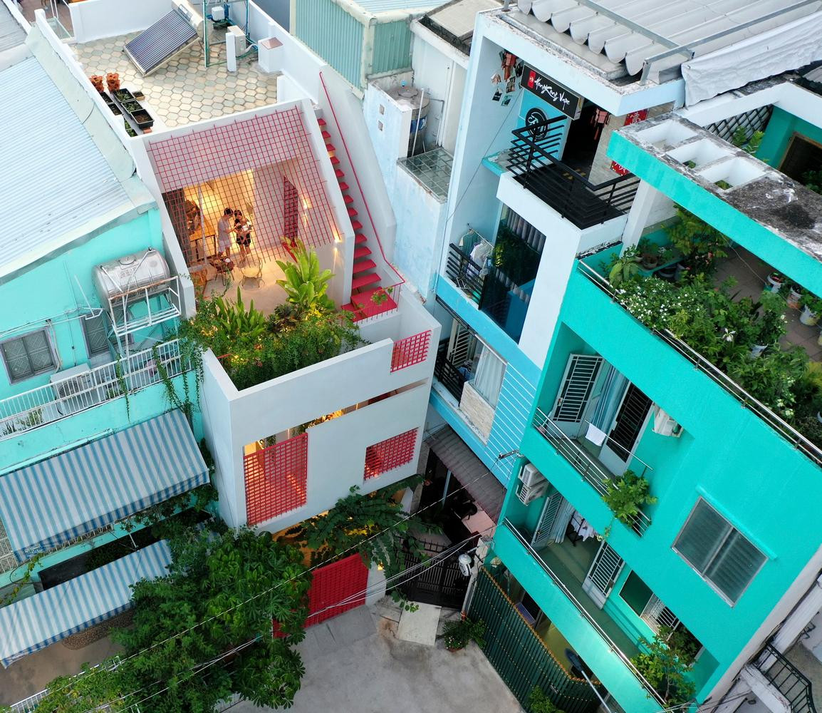 Nếu ngôi nhà của bạn nằm sâu trong ngõ, có diện tích đất nhỏ dẹp, bị che khuất bởi các công trình nhà cao tầng khác thì có thể tham khảo mẫu mặt tiền này của ngôi nhà ở TP. Hồ Chí Minh này. Nếu ngôi nhà của bạn nằm sâu trong ngõ, có diện tích đất nhỏ dẹp, bị che khuất bởi các công trình nhà cao tầng khác thì có thể tham khảo mẫu mặt tiền này của ngôi nhà ở TP. Hồ Chí Minh này.