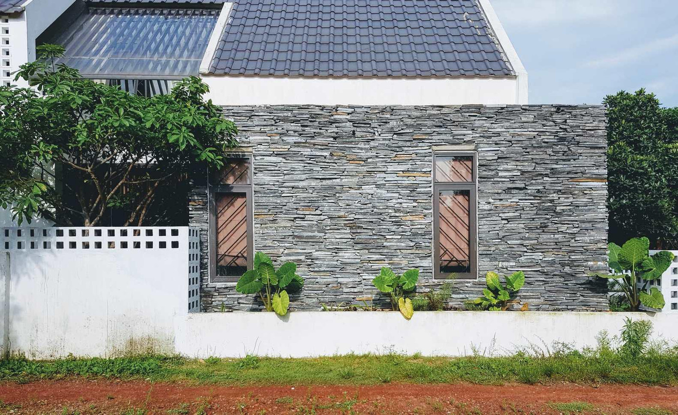 Nhà thoáng mát, nhiều ánh sáng nhờ các ô cửa sổ và gạch thông gió.