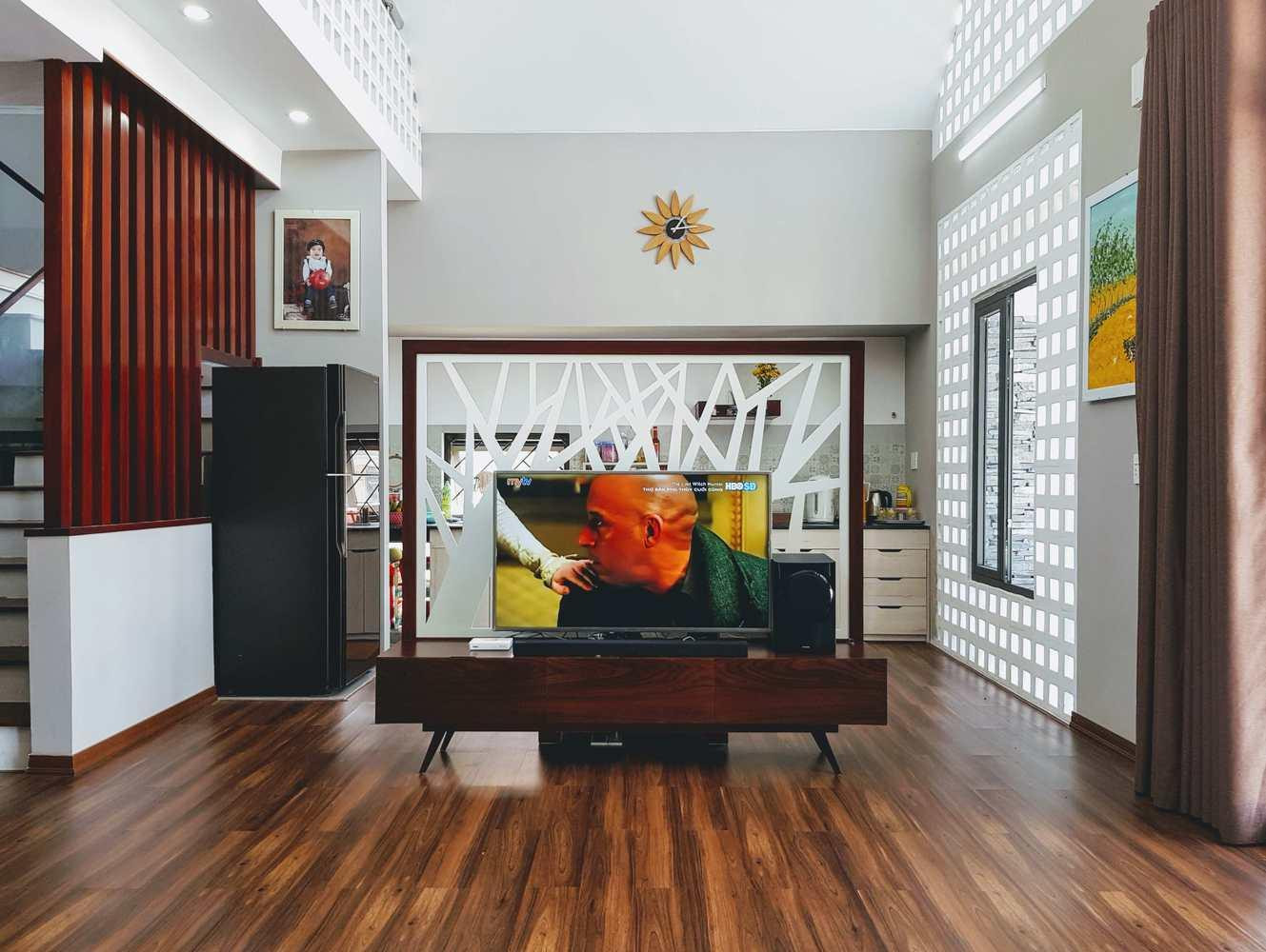 Phạm Hùng lựa chọn sàn nhựa giả gỗ có thể chống nước, chống cháy, chống mối mọt và nhựa cây.