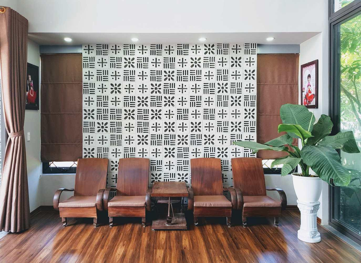 Không có điều kiện mua sắm đồ đạc, gia đình Phạm Hùng đã sử dụng những vật dụng có sẵn, trong đó bộ bàn ghế bố mẹ tặng được bố trí trong phòng khách mang lại nét thân quen xưa cũ giữa không gian hiện đại.