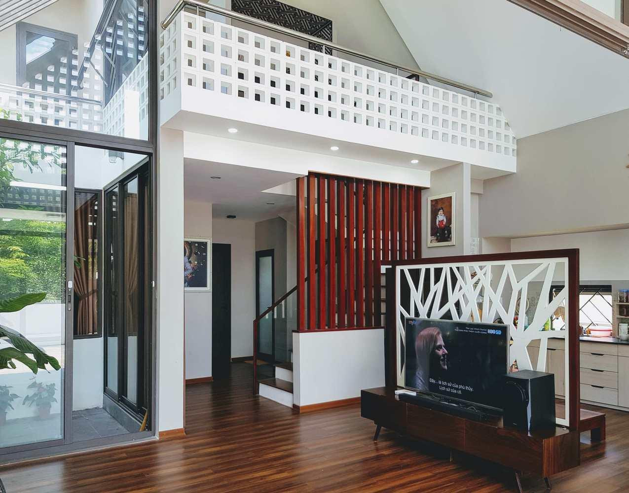 Còn gạch thông gió từ Huế tạo nên nét duyên dáng cho mặt tiền cũng như thu hút sự chú ý ở khu vực phòng khách.