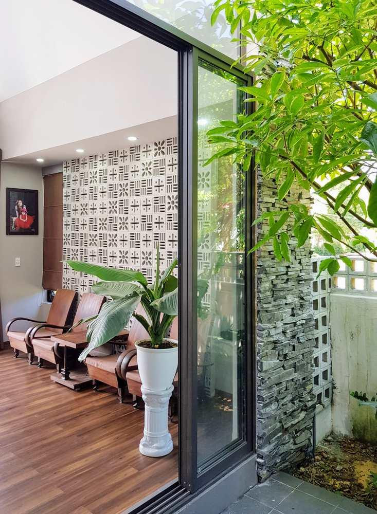 Do đó thời điểm Phạm Hùng chia sẻ hình ảnh ngôi nhà của mình lên Facebook vào tháng 12/2016, đã có 25.000 lượt thích, 14.000 lượt chia sẻ và 11.000 lượt bình luận.