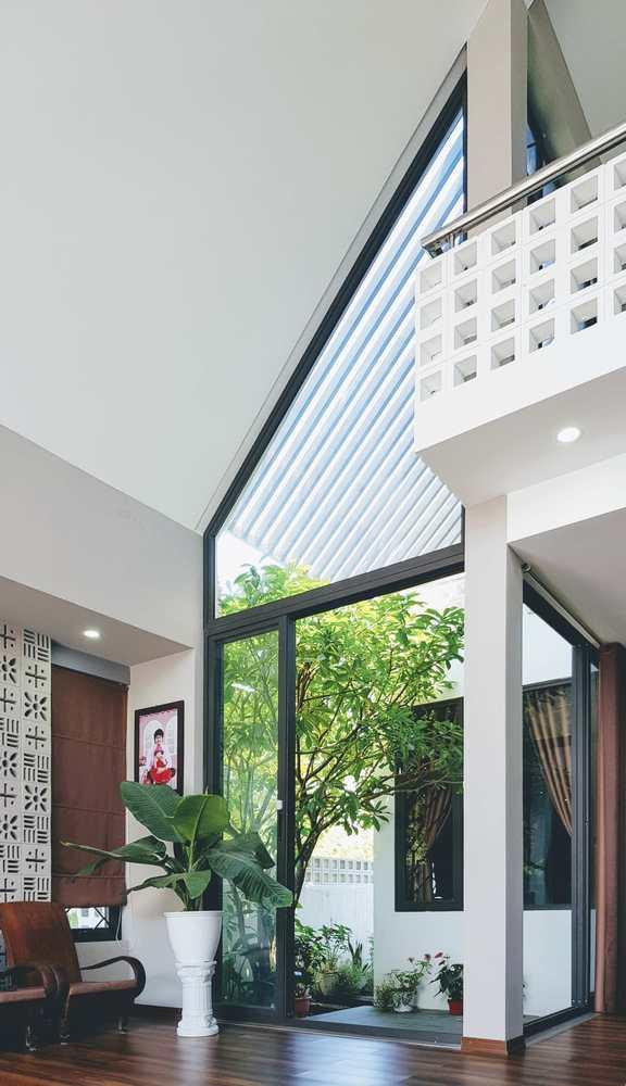 Anh tự tay làm những tấm mica trong các cánh quạt gió phía trước một cách tỉ mỉ. Nhà thoáng mát, nhiều ánh sáng nhờ các ô cửa sổ và gạch thông gió. Công trình sử dụng những vật liệu quen thuộc nhưng thiết kế lạ mắt với nhiều công năng sử dụng đã thu hút sự quan tâm của nhiều người. Do đó thời điểm Phạm Hùng chia sẻ hình ảnh ngôi nhà của mình lên Facebook vào tháng 12/2016, đã có 25.000 lượt thích, 14.000 lượt chia sẻ và 11.000 lượt bình luận.