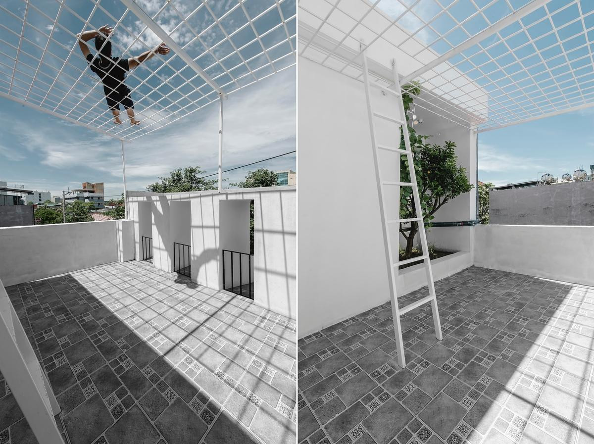 Trên sân thượng, khung sắt sơn tĩnh điện tạo thêm chỗ thư giãn cho các thành viên. Công trình hoàn thành vào cuối năm 2018 với chi phí 2,7 tỷ đồng. Sau gần ba năm ở, gia chủ vẫn ưng ý vì công trình đáp ứng đủ yêu cầu, không bị cũ và khác biệt với hàng xóm xung quanh. Trên sân thượng, khung sắt sơn tĩnh điện tạo thêm chỗ thư giãn cho các thành viên. Công trình hoàn thành vào cuối năm 2018 với chi phí 2,7 tỷ đồng. Sau gần ba năm ở, gia chủ vẫn ưng ý vì công trình đáp ứng đủ yêu cầu, không bị cũ và khác biệt với hàng xóm xung quanh.