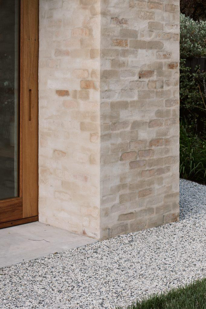 Loại gạch tái chế nhạt màu được chọn để phản ánh tông màu và kết cấu tự nhiên của vùng nông thôn xung quanh, cũng như đặc trưng ở các tòa nhà của thị trấn, có từ năm 1850.