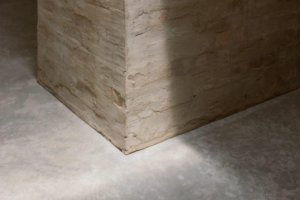 Một giếng trời hình tam giác đặt ở đỉnh mái phía trên sảnh cho phép ánh sáng tự nhiên chiếu vào trung tâm của ngôi nhà.