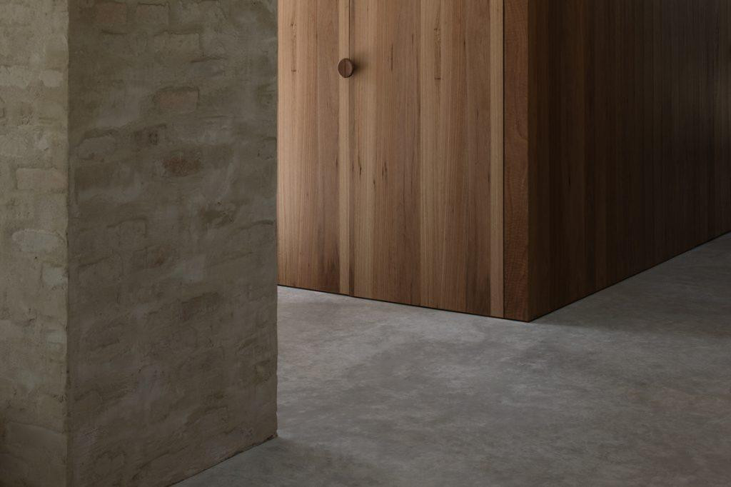 Studio giải thích: “Mỗi phòng được xác định bởi trần nhà có gác xép, tạo cảm giác cân bằng không gian bên trong với tầm nhìn liên tục ra các khu vườn xung quanh. Nhờ việc trần màu trắng, sắc nét sẽ giúp thu nhận ánh sáng ban ngày tự nhiên, mang lại cho ngôi nhà một cảm giác mềm mại rất đặc biệt về chất lượng của ánh sáng”. Một giếng trời hình tam giác đặt ở đỉnh mái phía trên sảnh cho phép ánh sáng tự nhiên chiếu vào trung tâm của ngôi nhà.