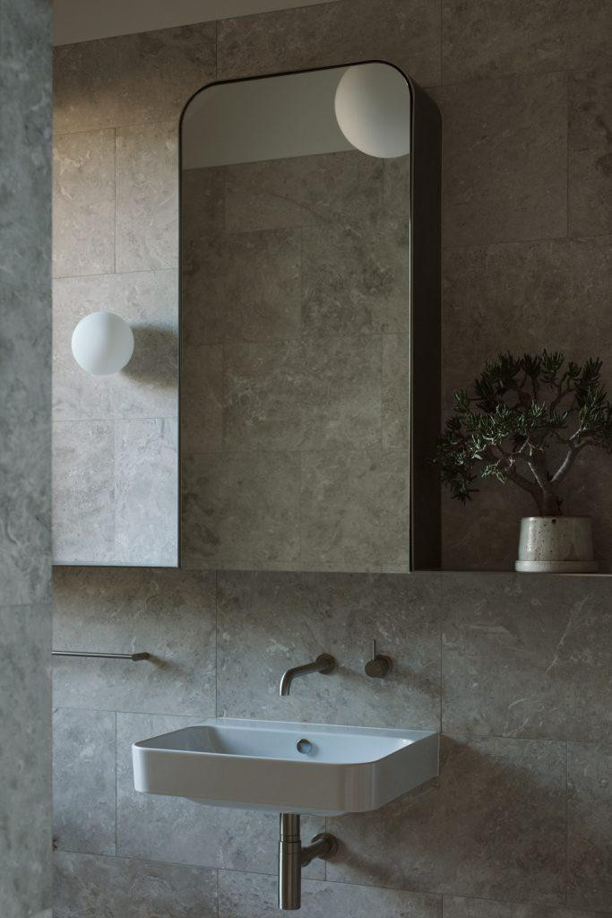 Không gian đơn giản nhưng tinh tế của nhà vệ sinh.