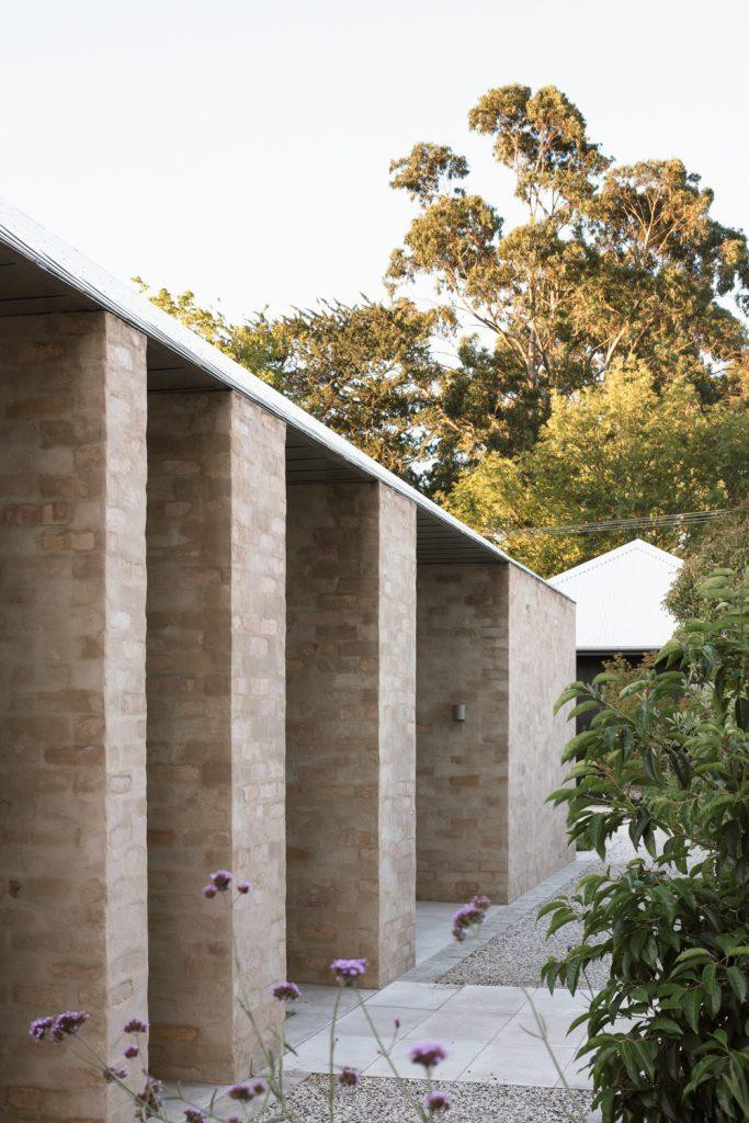 Bề mặt ngôi nhà được tạo bởi các cột trụ bằng gạch tái chế, nhờ đó mà các góc cạnh cũng như các phòng riêng lẻ bên trong được hình thành như nhà bếp, khu vực học tập và tiếp khách.