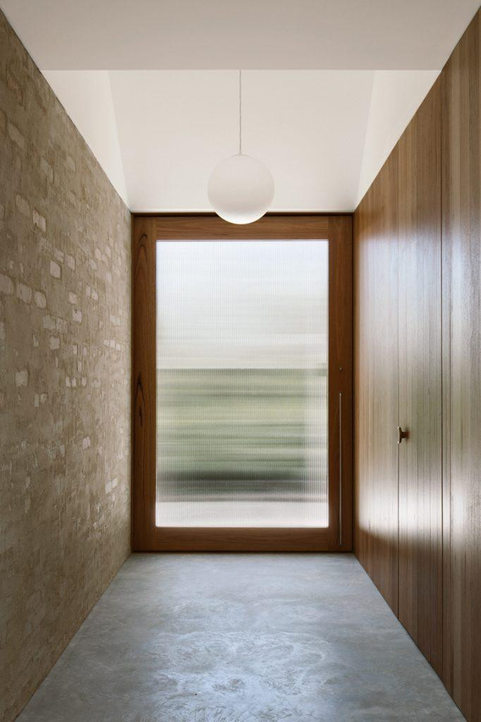 Các bức tường của ngôi nhà đều làm hoàn toàn bằng kính và có rèm trắng che, giúp cho ngôi nhà luôn tràn ngập ánh sáng, cảm nhận được sự thay đổi của thời tiết và các mùa trong năm.