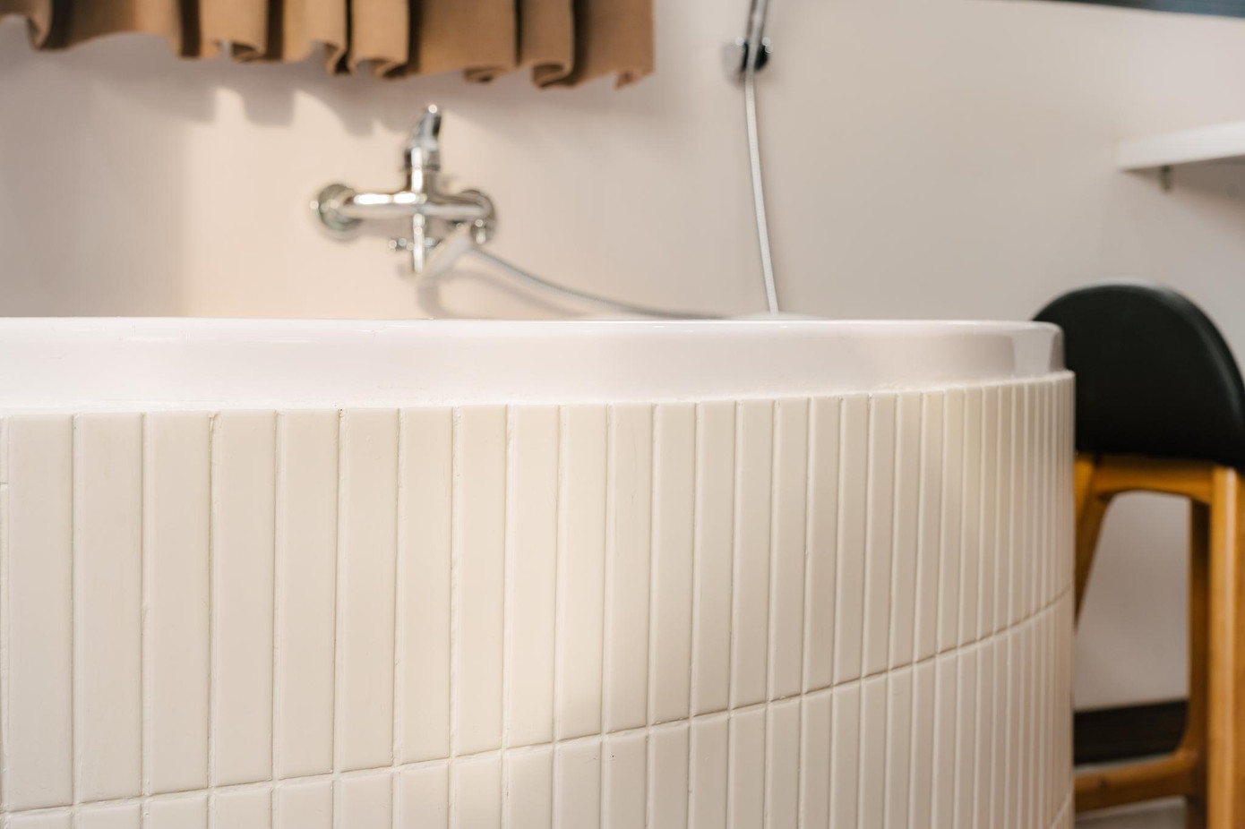 Bồn tắm ốp gạch thẻ que Mosaic. Gia chủ sử dụng keo Saveto của Italy thay cho xi măng trắng truyền thống để chít mạch gạch.