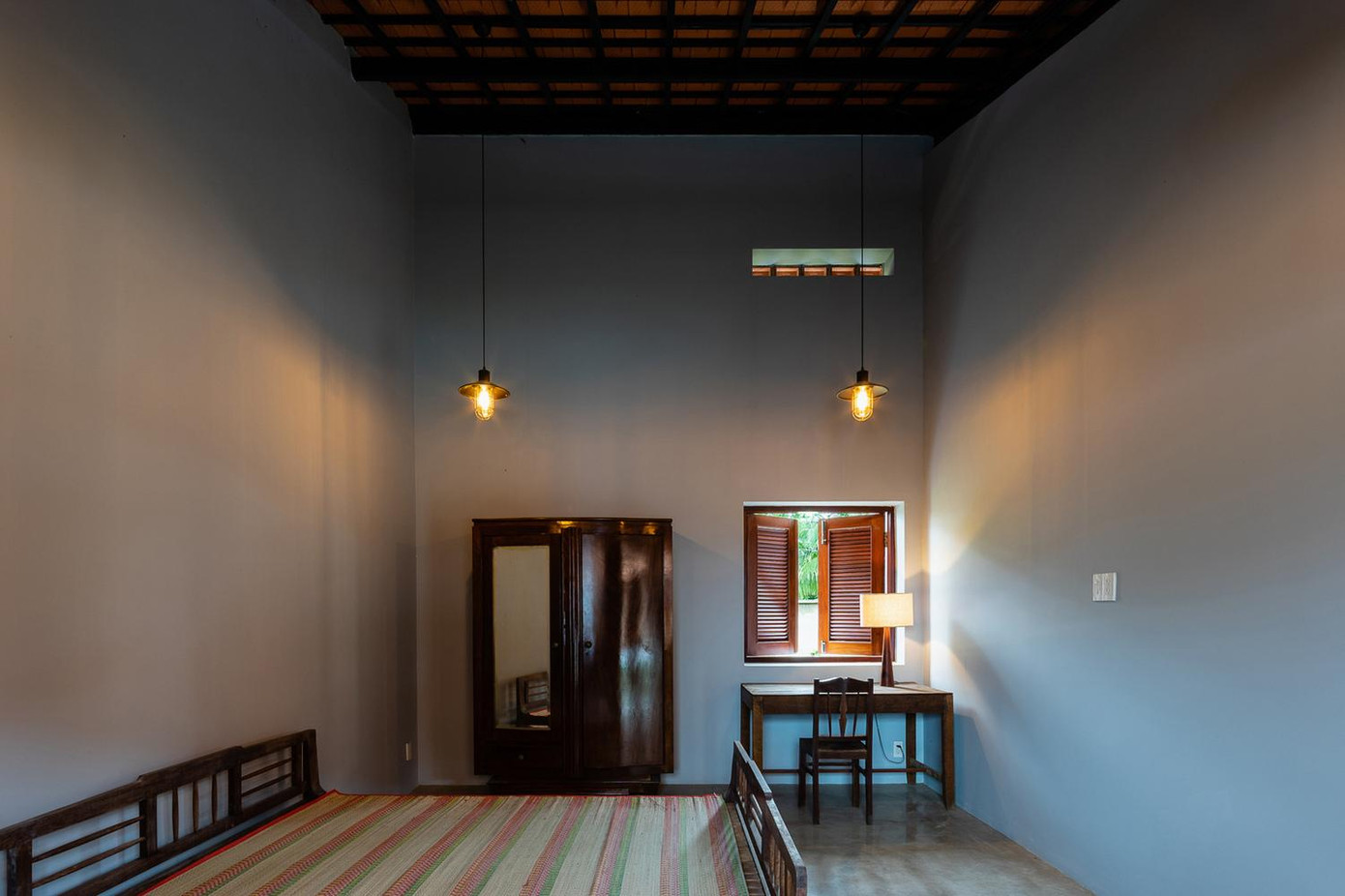 Phòng ngủ vẫn giữ được sự riêng tư cần thiết và liên kết với các không gian chung như hành lang, hồ nước, sân, phòng ăn, bếp tạo không gian giao tiếp gần gũi giữa các thành viên.