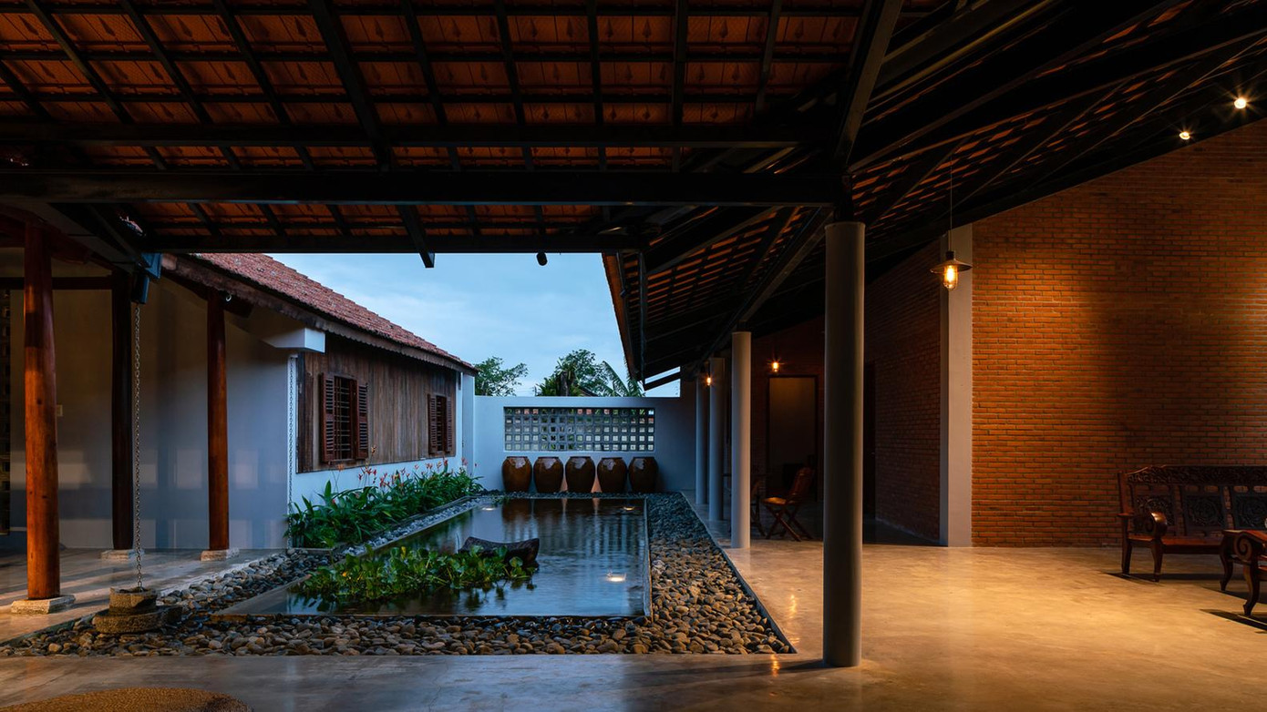 Không gian của ngôi nhà được phát triển theo bố cục nhà truyền thống với nhà thờ tổ (dựng lại từ ngôi nhà cổ những năm 1980) và nhà sinh hoạt nối với nhau bằng hành lang và ngăn cách bằng hồ nước.