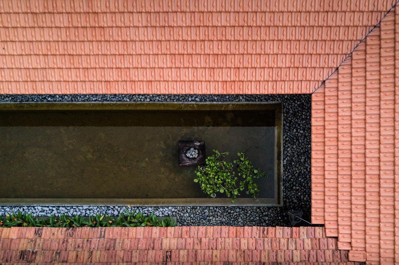 Mái ngói vừa có tác dụng làm mát ngôi nhà vừa lưu giữ nét mộc mạc, giản dị của ngôi nhà Việt xưa.