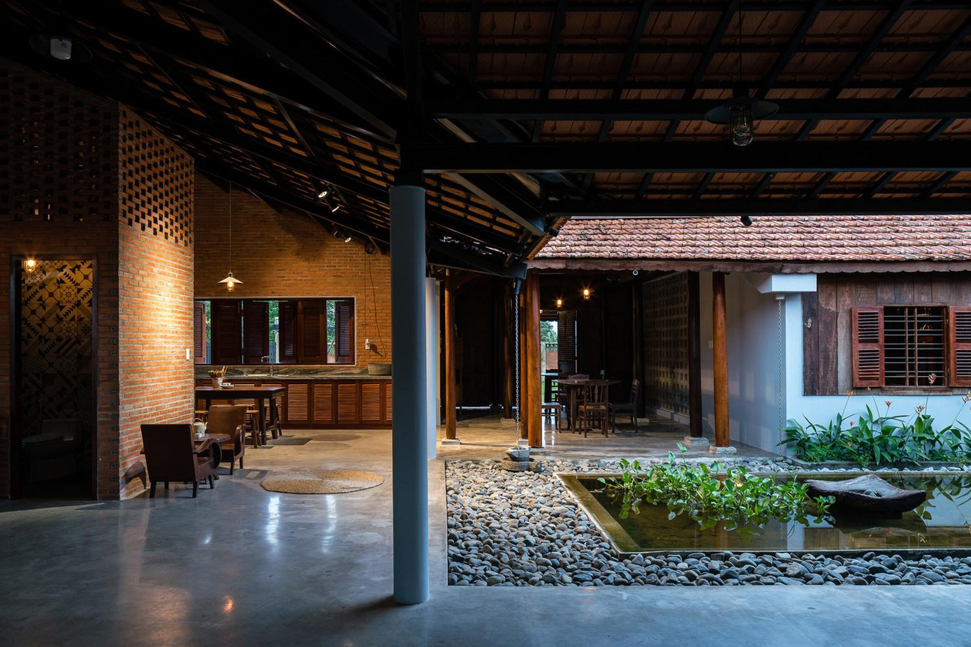 Hầu hết các đồ nội thất bằng gỗ trong nhà đều có tuổi đời hơn nửa thế kỷ, được tận dụng từ những món đồ nội thất cũ được chuyển giao qua nhiều thế hệ và được bảo quản như những vật gia bảo. Mái ngói vừa có tác dụng làm mát ngôi nhà vừa lưu giữ nét mộc mạc, giản dị của ngôi nhà Việt xưa.