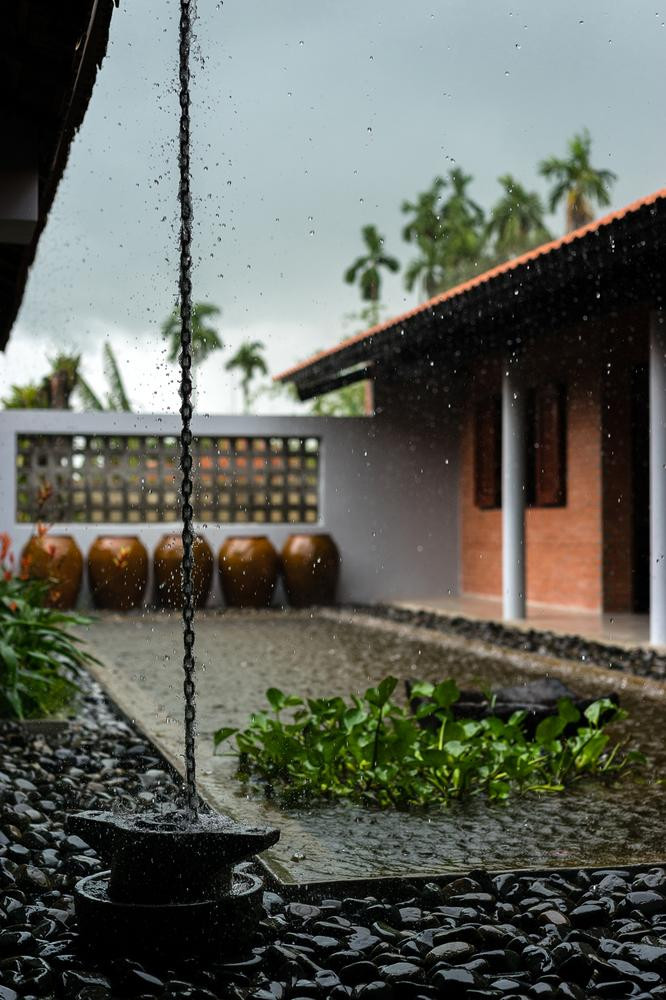 Ngôi nhà này nằm ở ranh giới giữa huyện Củ Chi (TP. Hồ Chí Minh) và tỉnh Tây Ninh - vùng nông thôn đang chuyển mình với hình thức canh tác mới và sự xuất hiện ngày càng nhiều của các trang trại công nghệ cao.