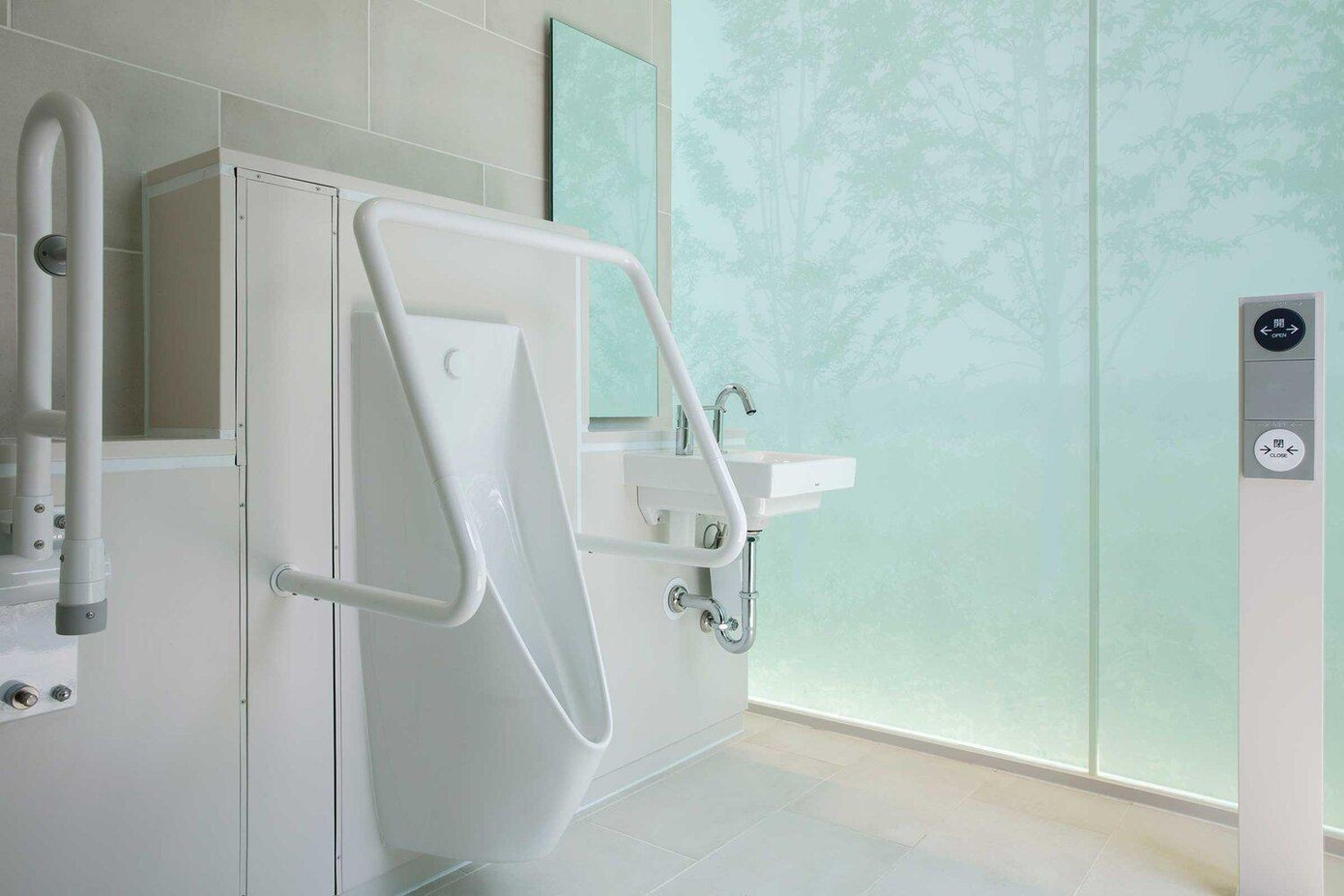 Toilet tận dụng cây cối xung quanh biến không gian bên trong thành một khu rừng