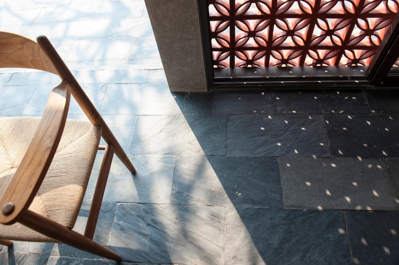 Gạch thông gió hoa Bát Tràng được tùy chỉnh để giữ không khí trong rỗng bên trong của nó. Phần không gian trống được lát gạch là lớp cách nhiệt giúp mặt tiền chịu được ánh nắng trực tiếp từ hướng Tây.