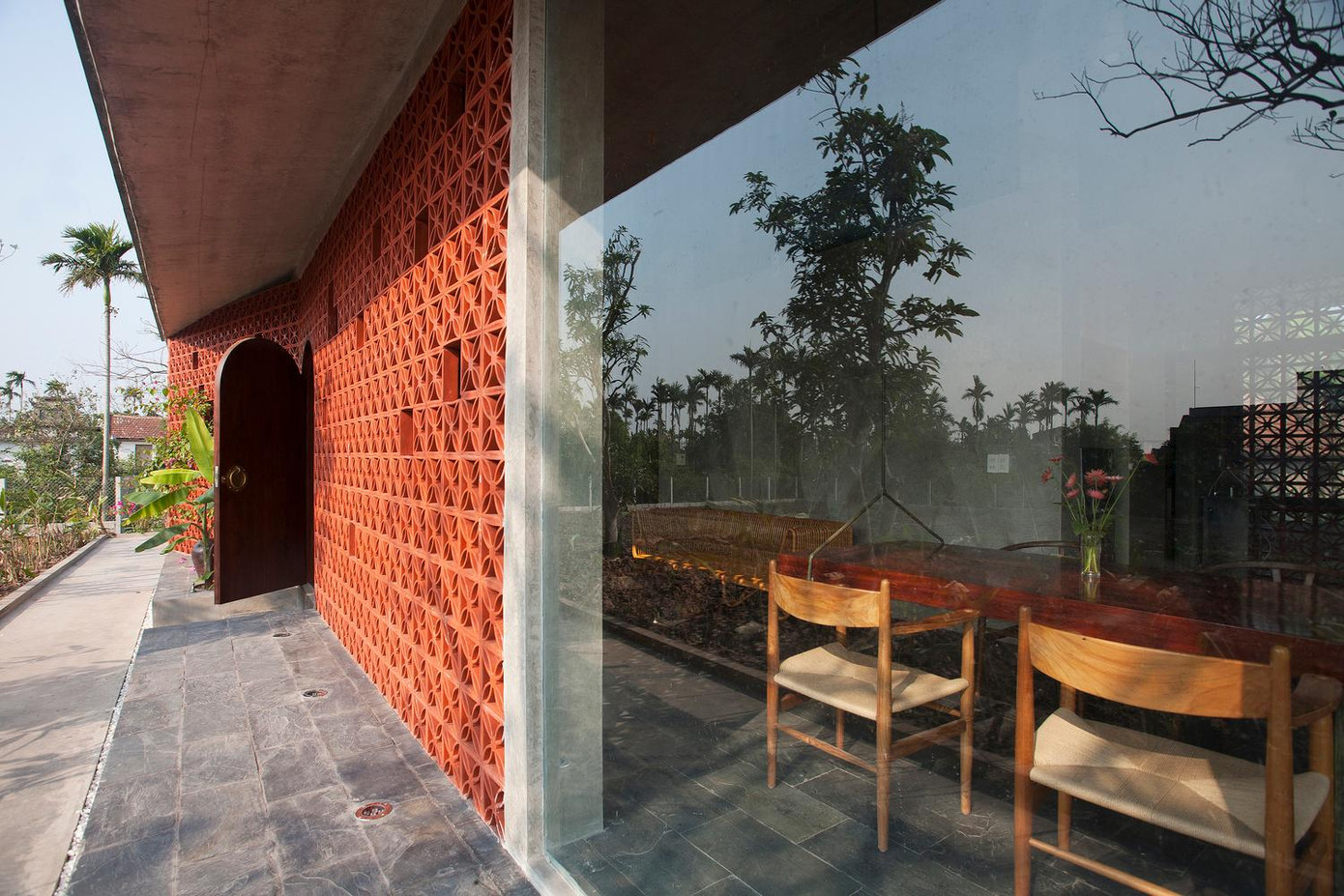 Các kiến trúc sư đã kết hợp truyền thống nông thôn với tiện nghi hiện đại trong nghiên cứu chuyên sâu về vật liệu để tạo ra một nơi để nghỉ dưỡng cho người mẹ và nơi trở về cho những đứa con của bà. Thành phần của vật liệu địa phương phản ánh sự phong phú của các nền văn hóa xung quanh trong khi thiết kế hiện đại nâng chúng lên tầm cao hơn. Từ đây, ký ức về gia đình được ghi lại trong từng viên gạch và lưu truyền qua nhiều thế hệ.