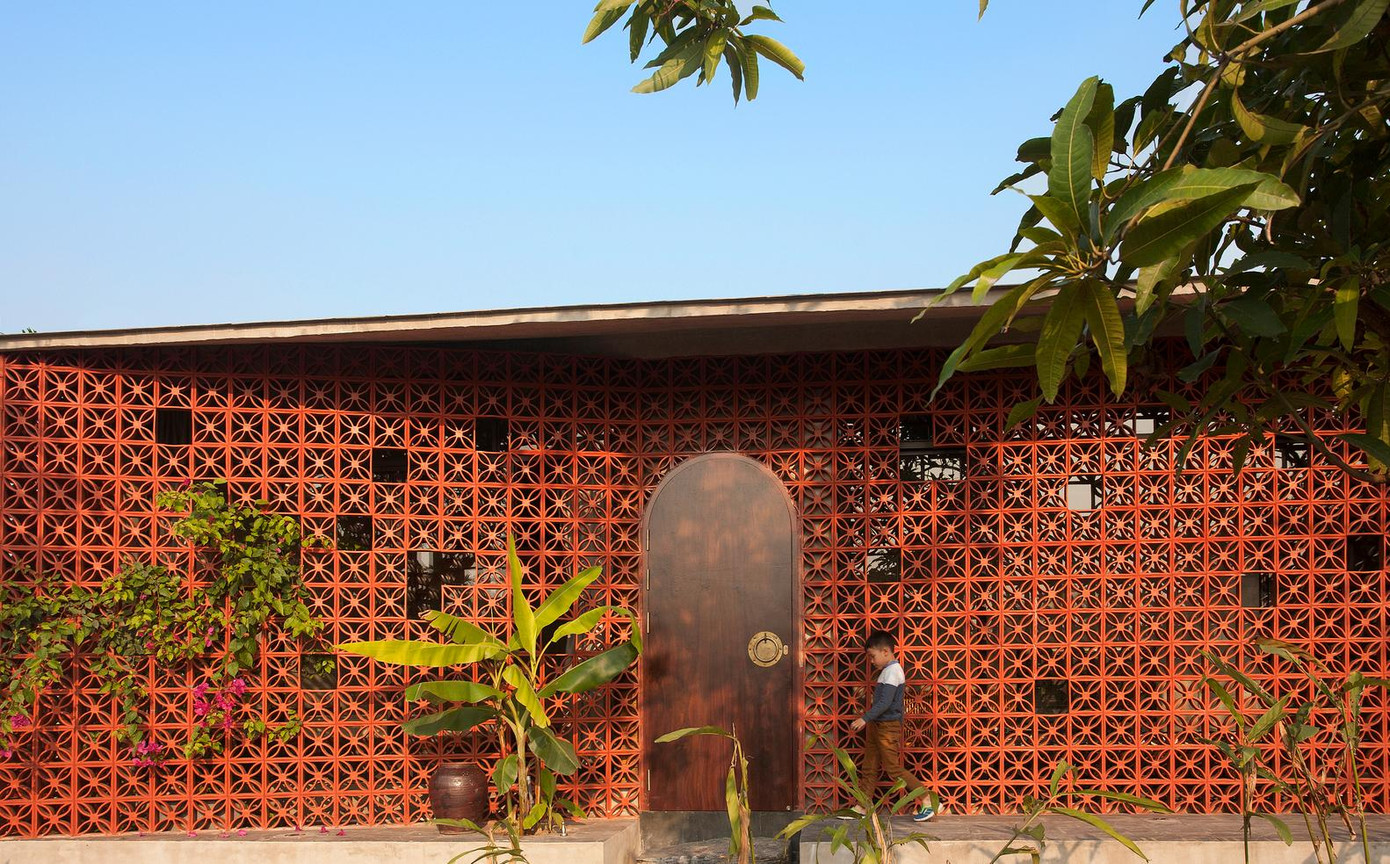 Kết hợp với những mẫu kiến trúc của nhà ven biển ở nông thôn Nam Định, các kiến trúc sư đã thiết kế nhà cấp 4 4 phòng ngủ có mặt tiền bằng gạch thông gió vô cùng độc đáo và tiện nghi.