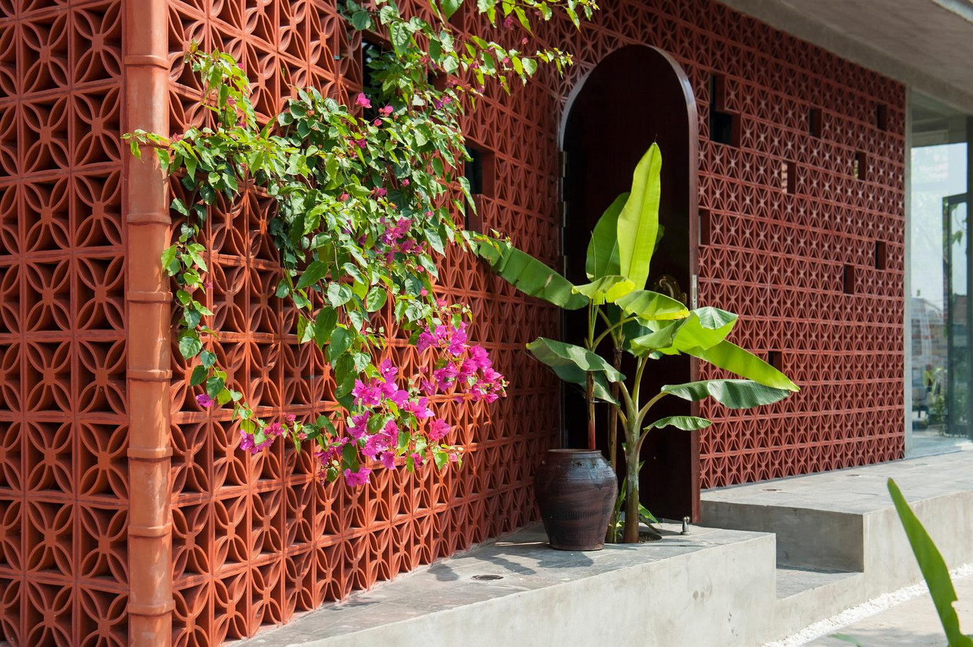 Thành phần của vật liệu địa phương phản ánh sự phong phú của các nền văn hóa xung quanh trong khi thiết kế hiện đại nâng chúng lên tầm cao hơn.