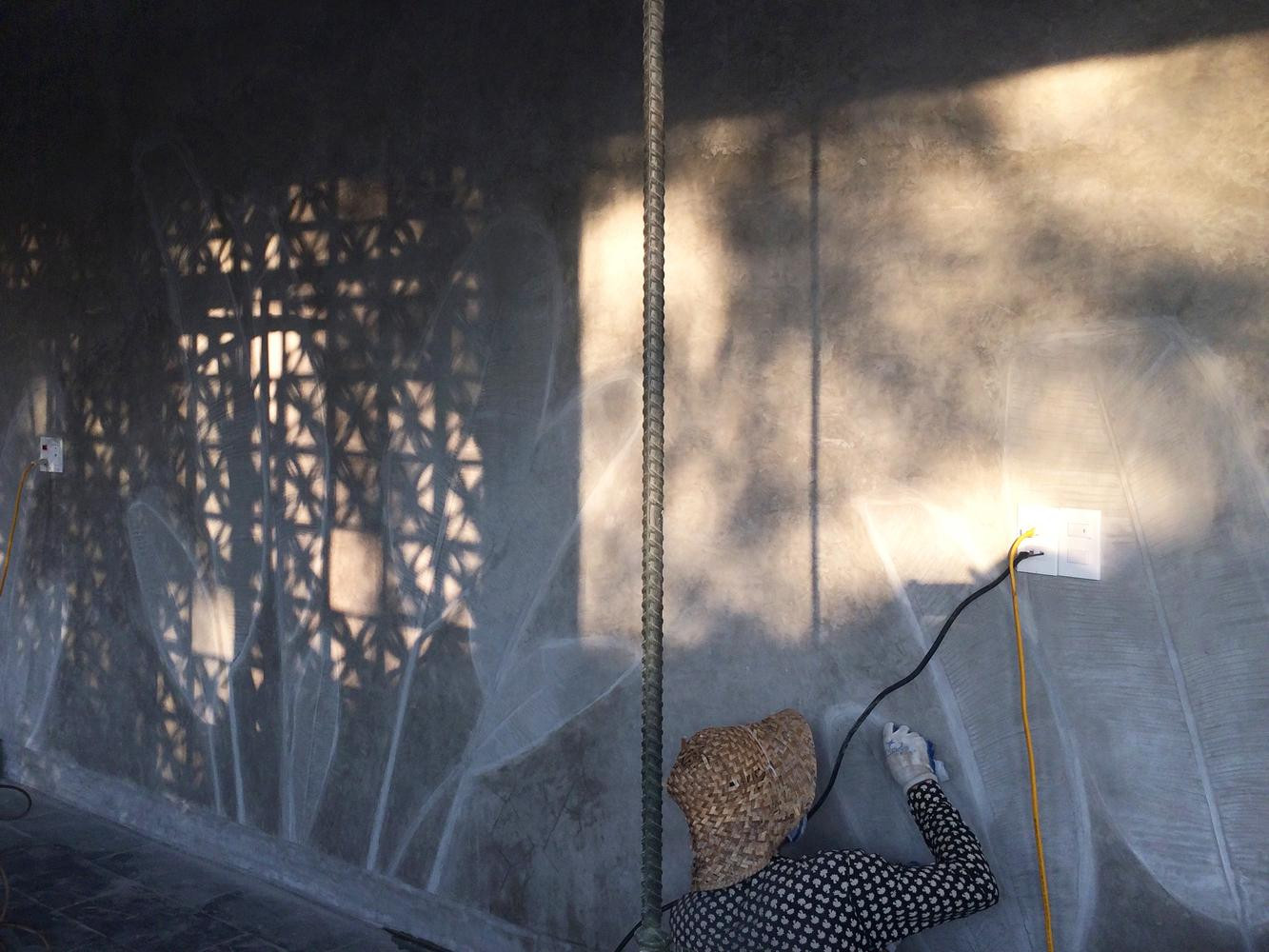 Ngoài ra, phương pháp intaglio ép bằng tay được sử dụng để truyền vẻ đẹp xúc giác của lá chuối lên bề mặt bê tông. Đội ngũ thiết kế làm việc chặt chẽ với các thợ thủ công để đạt được hiệu quả như mong muốn. Đây là một yếu tố quan trọng của thiết kế ý tưởng vì ngôi nhà từng nằm trong một trang trại chuối nhỏ. Những kỷ niệm gia đình này là một phần không thể thiếu trong thiết kế, cho phép lịch sử của địa điểm trở thành một phần trong cuộc sống hàng ngày của cư dân nơi đây.