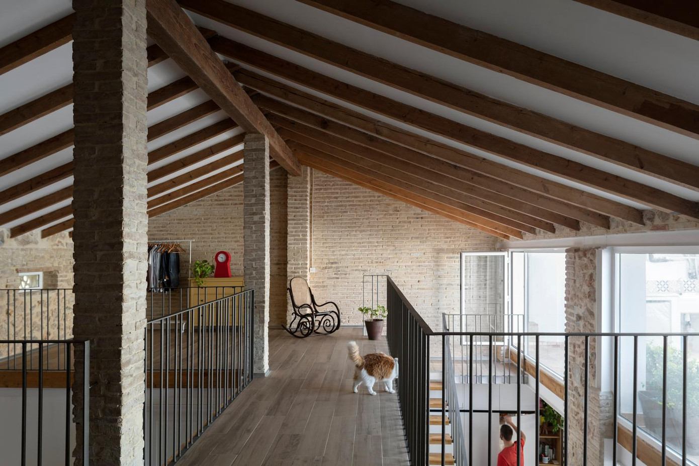 Tất cả các cửa sổ trong nhà, kể cả phần ô thoáng của gác lửng đều sử dụng kính trong suốt để tận dụng ánh sáng vào nhà một cách tối đa nhất.