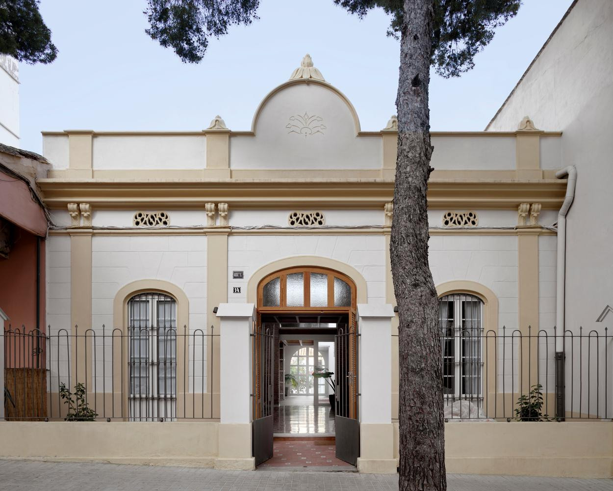 Các phòng chức năng của ngôi nhà được bố trí theo trục dọc của khu đất.