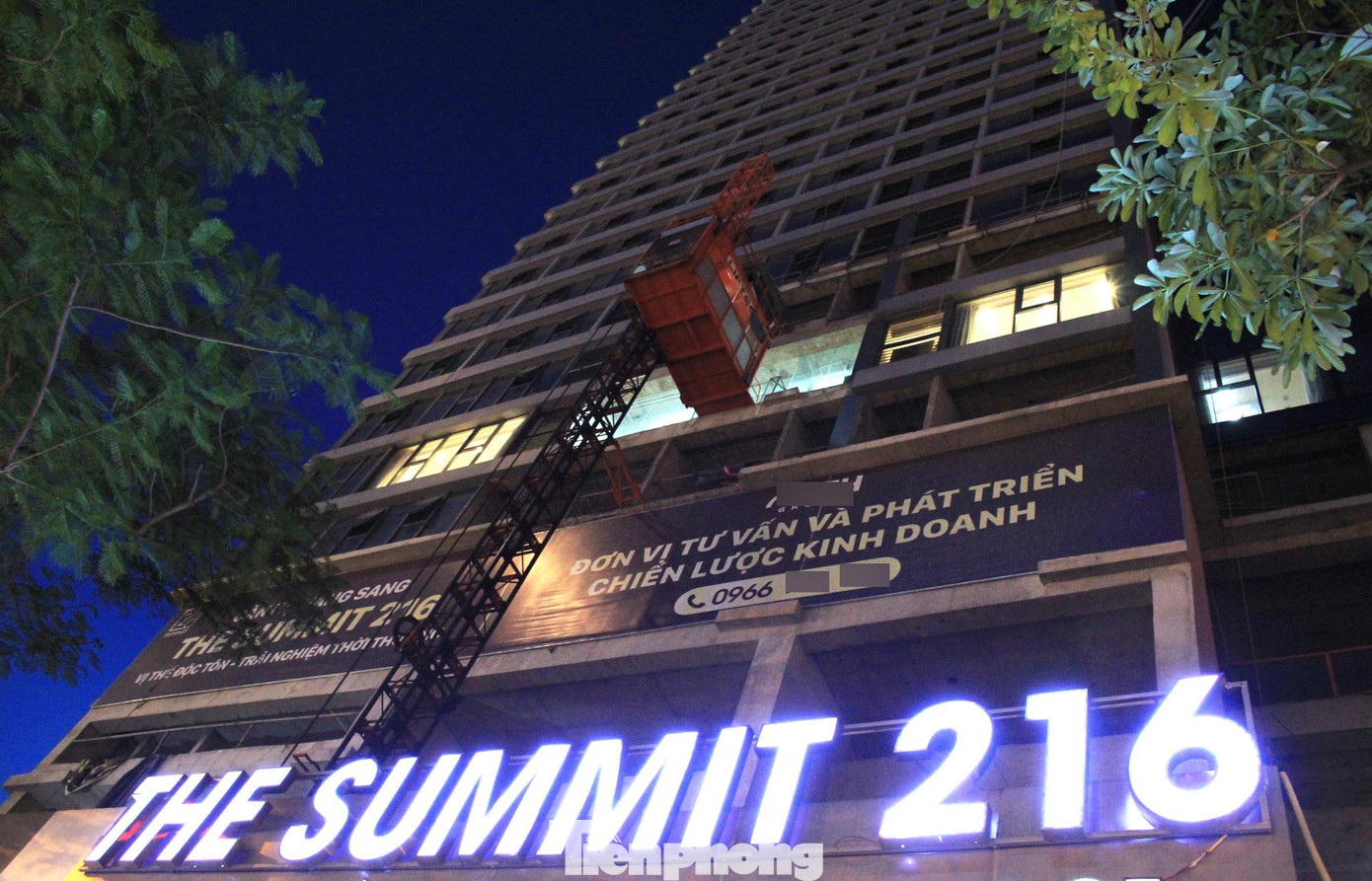 Giá rao bán căn hộ chung cư cũng âm thầm tăng theo, ở mức 42 – 45 triệu đồng/m2.(Trong ảnh là dự án Summit Building số 216 đường Trần Duy Hưng, Phường Trung Hòa, Cầu Giấy được rao bán với mức 45 – 62 triệu đồng/m2 mặc dù dự án mới hoàn thiện phần thô, chỉ là 1 tòa nhà hỗn hợp 35 tầng được chuyển đổi từ dự án xây dựng trụ sở văn phòng và trung tâm giới thiệu sản phẩm).