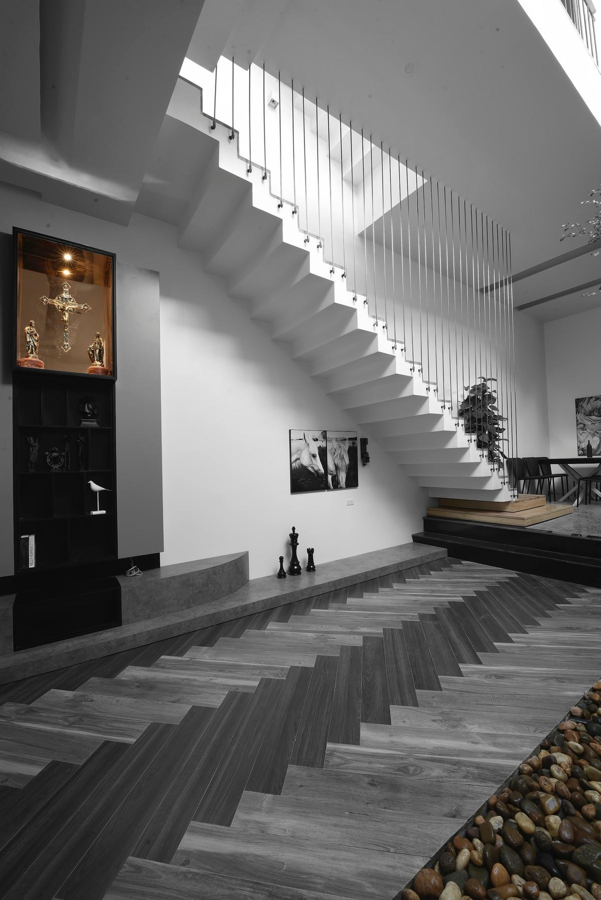 Sàn tầng trệt sử dụng gạch vân gỗ và bê tông mài thay cho gỗ bởi sàn gỗ không phù hợp với thời tiết địa phương cùng nhu cầu sử dụng của chủ nhà. Sàn tầng trệt sử dụng gạch vân gỗ và bê tông mài thay cho gỗ bởi sàn gỗ không phù hợp với thời tiết địa phương cùng nhu cầu sử dụng của chủ nhà.