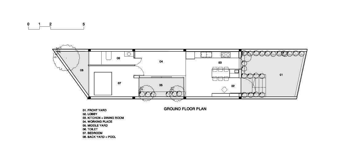 Với diện tích không quá lớn, chiều ngang là 4,4m và chiều dài hai cạnh không bằng nhau là 19m, và 23m. Các kiến trúc sư đã phân chia không gian một cách linh hoạt.