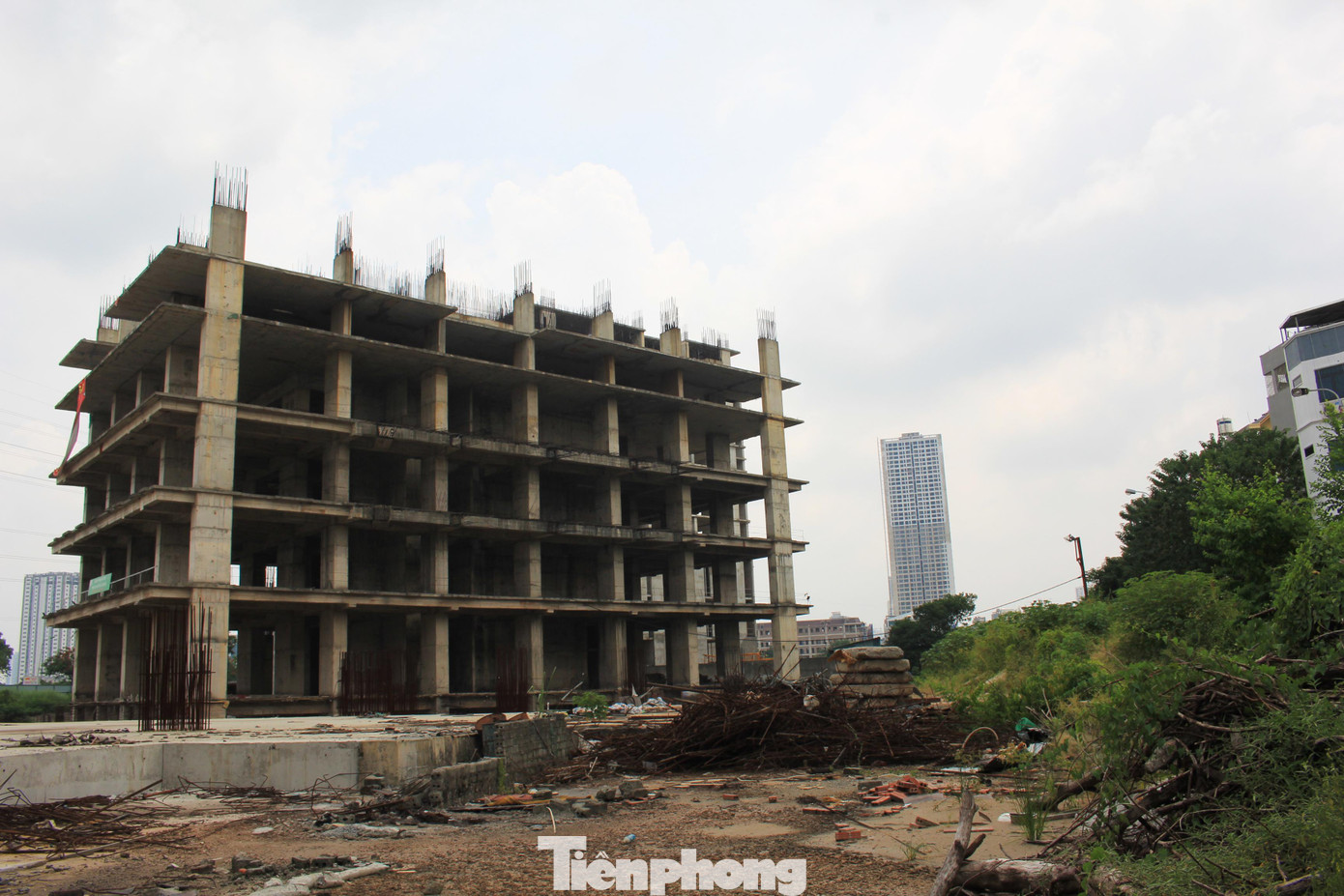 Đầu tiên phải kể đến Dự án Goldsilk City từng được coi là “thành phố trong mơ” do Công ty CP Sông Đà Thăng Long làm chủ đầu tư, khởi công xây dựng từ năm 2008 trên tổng diện tích hơn 92.000 m2 với tổng mức đầu tư lên đến gần 9.500 tỉ đồng. Dự án chia thành 4 cụm công trình với 9 khối nhà chung cư cao từ 25 - 50 tầng, với 2.700 căn hộ hiện đại.