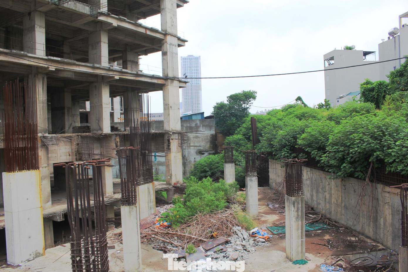 Chủ đầu tư dự án dự kiến sẽ bàn giao nhà cho khách hàng vào cuối năm 2013 và trong thời gian từ 2009 - 2012, chủ đầu tư đã ký hợp đồng bán căn hộ cho gần 2.000 khách hàng, thu về hàng nghìn tỉ đồng. Tuy nhiên, đã gần 10 năm trôi qua, “thành phố trong mơ” vẫn chỉ là những khối bê tông trơ khung thép và nay đã ố màu, sắt, thép hoen gỉ, nhiều hạng mục đã xuống cấp, cỏ dại mọc um tùm. Các hạng mục của phần tầng hầm liên tục rò rỉ nước. Nhiều người dân sống gần khu vực dự án cho biết nhìn khu đất bỏ hoang của Usilk City không khác gì một nghĩa địa và không ai dám lai vãng vào trong. Vật liệu bị ăn mòn theo thời gian. Năm 2020, chủ đầu tư có động thái khởi động lại công trường, giao cho một đơn vị thứ 3 hoàn thiện dự án. Nhưng mới đây, công trường dự án Goldsilk City lại dừng thi công khiến giấc mộng về “thành phố trong mơ” như chủ đầu tư từng vẽ ra lại hoàn giấc mộng. Cách dự án Goldsilk City không xa là &quot;siêu dự án&quot; tổ hợp chung cư Booyoung Vina trên phố Vũ Trọng Khánh, phường Mỗ Lao có diện tích 4,3ha do Công ty TNHH Booyoung Việt Nam làm chủ đầu tư với tổng mức đầu tư lên tới 171 triệu USD (gần 4.000 tỷ đồng hiện tại). Dự án được cấp phép từ năm 2006 và dự kiến hoàn thành vào năm 2010, với 6 tòa chung cư cao 30 tầng. Đến tháng 2/2007 dự án khởi công lần đầu tiên nhưng sau đó nằm “bất động” thời gian dài. Đến tháng 9/2015, chủ đầu tư tiếp tục tiến hành thi công xây dựng dự án trên các lô đất ký hiệu CT-04 và CT-07. Do đó hiện tại, “siêu dự án” chỉ có 2 tòa chung cư được xây dựng trên lô đất CT-04 và CT-07 và đón cư dân về ở. Tuy nhiên 4 ô đất còn lại vẫn đang quây tôn, bỏ hoang. Vật liệu sắt thép tập kết tại các ô đất bỏ hoang bị cỏ dại che lấp và hoen gỉ theo thời gian. Cách dự án Booyoung khoảng 1 km là dự án Tổ hợp văn phòng, khách sạn, trung tâm thương mại dịch vụ và căn hộ cao cấp Golden Millennium Tower tọa lạc tại vị trí đắc địa, số 110 Trần Phú và hiện tại nằm cạnh ga Văn Quán của đường sắt Cát Linh – Hà Đông cũng bỏ hoang gần 10 năm nay. Theo tìm hiểu dự án chung cư Golden Millenium do Công ty Cổ phần tư vấn đầu tư xây dựng Ba Đình làm chủ đầu tư là tòa nhà cao 39 tầng với 3 tầng hầm, 6 tầng trung tâm thương mại dịch vụ, khách sạn và 33 tầng căn hộ. Tổng mức đầu tư là 1.000 tỷ đồng, dự kiến hoàn thành quý IV/2016. Tuy nhiên, sau khi cất nóc, dự án này nằm “đắp chiếu” cho đến nay và lỡ hẹn bàn giao với khách hàng. Hiện tại mặt tiền tầng trệt của dự án bị cây cối che khuất, banner quảng cáo rách te tua, phía ngoài đường trở thành nơi đỗ xe và tập kết rác thải. Bên trong, mặt sàn bị rò rỉ nước và hoang hóa. Ngoài những dự án bỏ hoang kể trên, còn có dự án tòa nhà hỗn hợp đa năng và chung cư cao cấp Vinafor Plaza (Hà Nội Landmark 51) tại 48 Vạn Phúc gồm 51 tầng nổi, 4 tầng hầm, 5 tầng thương mại, 2 tầng kỹ thuật, 1 tầng bể bơi bốn mùa, 43 tầng căn hộ do Tổng Công ty lâm nghiệp Việt Nam (Vinafor) và Công ty Cổ phần Xây dựng Sông Đà 1.01 liên doanh làm chủ đầu tư. Dự án dự kiến hoàn thiện và bàn giao sử dụng vào quý VI/2017 nhưng sau khi cất nóc, dự án đã dừng thi công, bỏ không đến nay. Theo nhiều người dân và chuyên gia, việc các dự án như Goldsilk City, Booyoung Vina, Golden Millennium Tower hay Hà Nội Landmark 51,…dừng thi công và bỏ hoang không chỉ gây lãng phí tài nguyên, khiến bộ mặt đô thị nhếch nhác mà còn làm ảnh hưởng tới cuộc sống của những khách hàng đặt mua căn hộ và đánh mất đi cơ hội đầu tư của nhiều doanh nghiệp có năng lực.