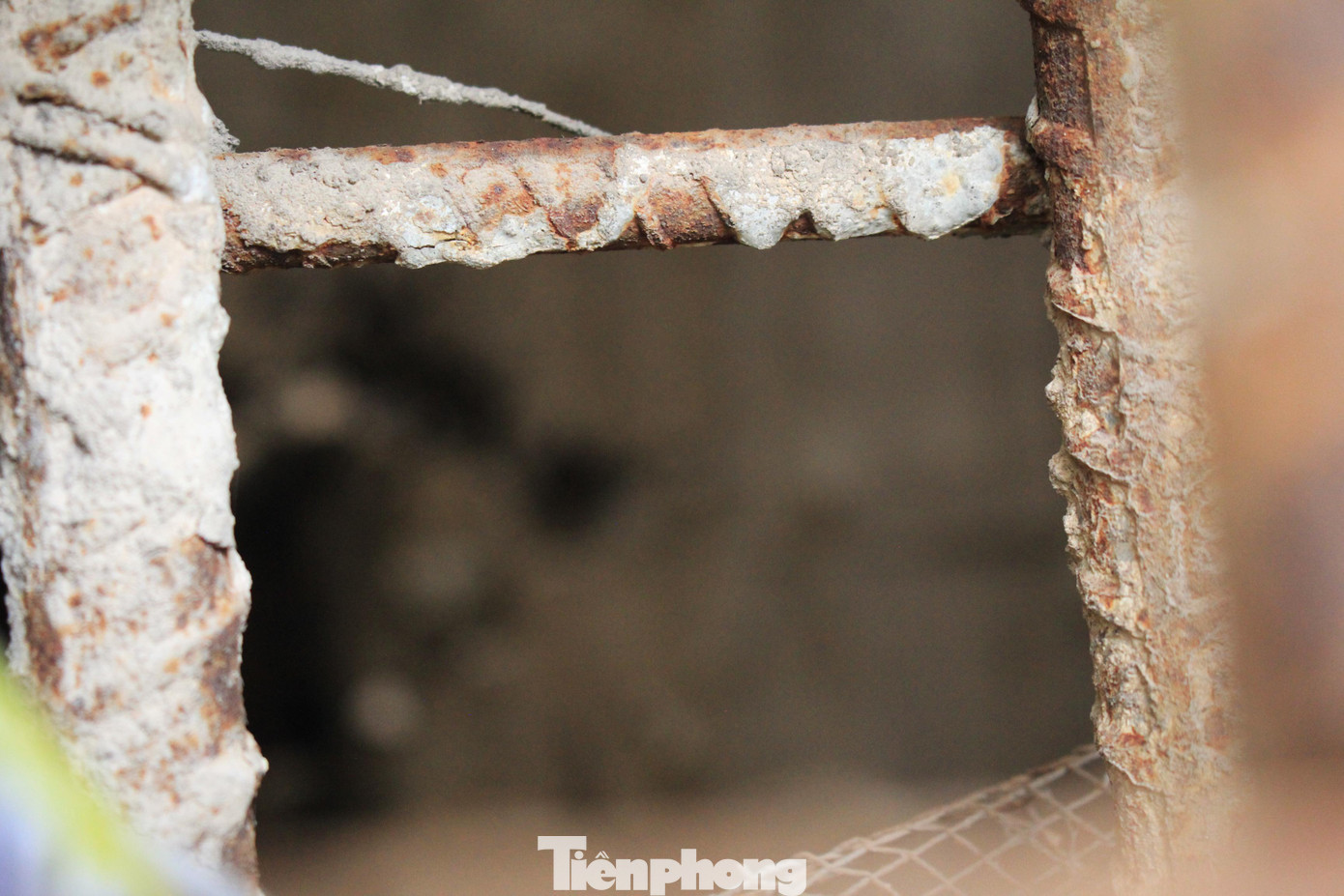 Tuy nhiên, đã gần 10 năm trôi qua, “thành phố trong mơ” vẫn chỉ là những khối bê tông trơ khung thép và nay đã ố màu, sắt, thép hoen gỉ, nhiều hạng mục đã xuống cấp, cỏ dại mọc um tùm.