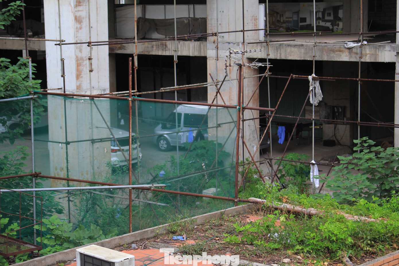 Tuy nhiên, sau khi cất nóc, dự án này nằm “đắp chiếu” cho đến nay và lỡ hẹn bàn giao với khách hàng.