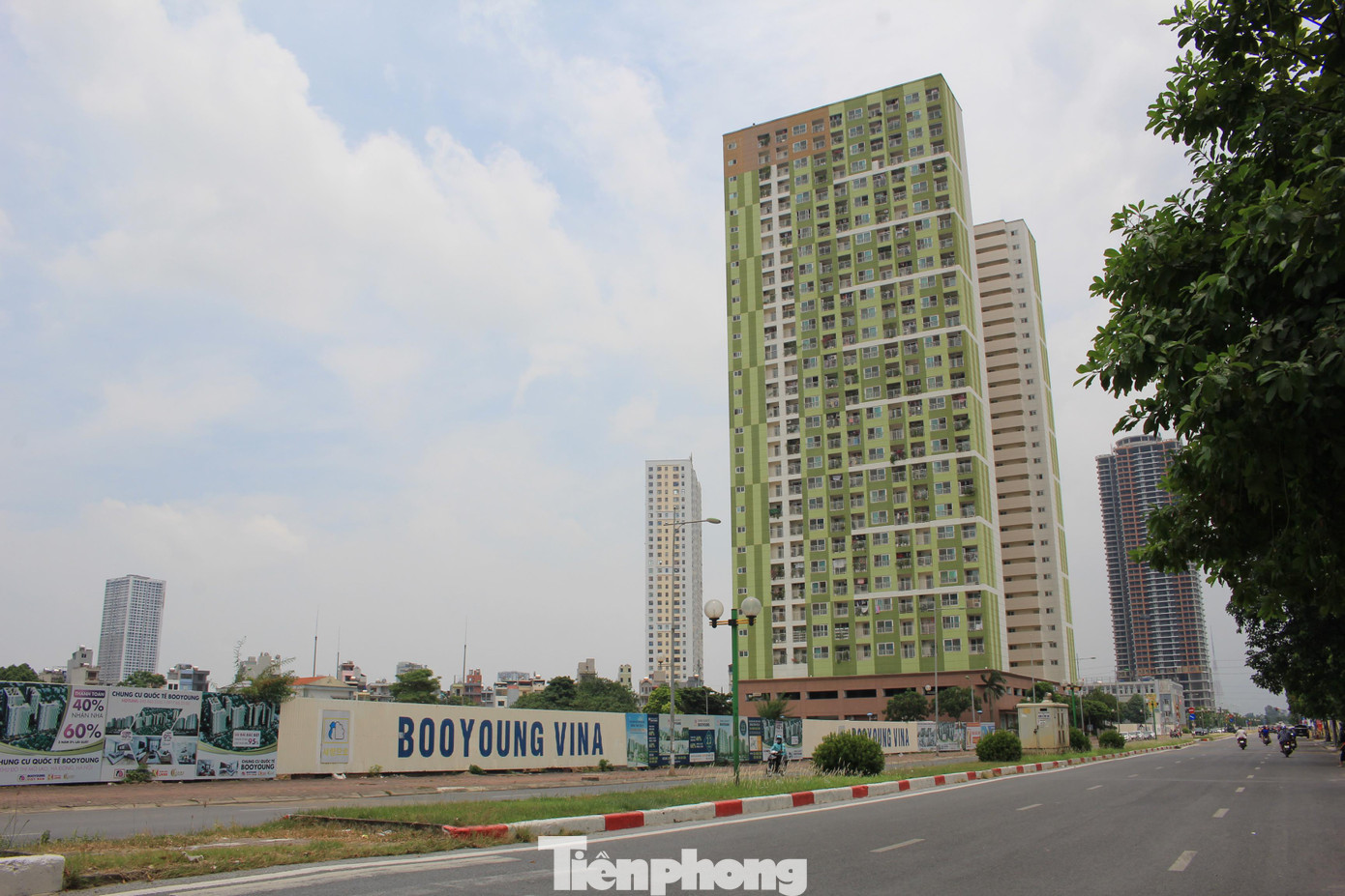 Cách dự án Goldsilk City không xa là &quot;siêu dự án&quot; tổ hợp chung cư Booyoung Vina trên phố Vũ Trọng Khánh, phường Mỗ Lao có diện tích 4,3ha do Công ty TNHH Booyoung Việt Nam làm chủ đầu tư với tổng mức đầu tư lên tới 171 triệu USD (gần 4.000 tỷ đồng hiện tại).