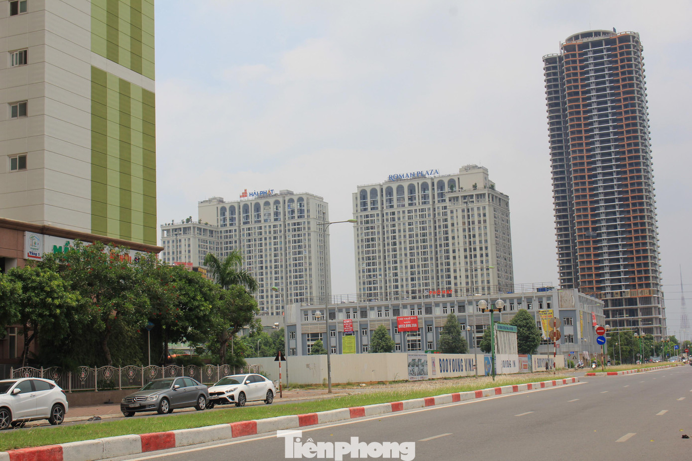 Do đó hiện tại, “siêu dự án” chỉ có 2 tòa chung cư được xây dựng trên lô đất CT-04 và CT-07 và đón cư dân về ở. Tuy nhiên 4 ô đất còn lại vẫn đang quây tôn, bỏ hoang.