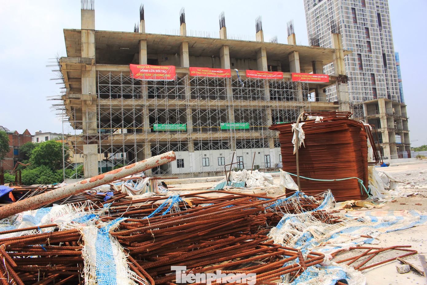 Năm 2020, chủ đầu tư có động thái khởi động lại công trường, giao cho một đơn vị thứ 3 hoàn thiện dự án. Nhưng mới đây, công trường dự án Goldsilk City lại dừng thi công khiến giấc mộng về “thành phố trong mơ” như chủ đầu tư từng vẽ ra lại hoàn giấc mộng. Cách dự án Goldsilk City không xa là &quot;siêu dự án&quot; tổ hợp chung cư Booyoung Vina trên phố Vũ Trọng Khánh, phường Mỗ Lao có diện tích 4,3ha do Công ty TNHH Booyoung Việt Nam làm chủ đầu tư với tổng mức đầu tư lên tới 171 triệu USD (gần 4.000 tỷ đồng hiện tại). Dự án được cấp phép từ năm 2006 và dự kiến hoàn thành vào năm 2010, với 6 tòa chung cư cao 30 tầng. Đến tháng 2/2007 dự án khởi công lần đầu tiên nhưng sau đó nằm “bất động” thời gian dài. Đến tháng 9/2015, chủ đầu tư tiếp tục tiến hành thi công xây dựng dự án trên các lô đất ký hiệu CT-04 và CT-07. Do đó hiện tại, “siêu dự án” chỉ có 2 tòa chung cư được xây dựng trên lô đất CT-04 và CT-07 và đón cư dân về ở. Tuy nhiên 4 ô đất còn lại vẫn đang quây tôn, bỏ hoang. Vật liệu sắt thép tập kết tại các ô đất bỏ hoang bị cỏ dại che lấp và hoen gỉ theo thời gian. Cách dự án Booyoung khoảng 1 km là dự án Tổ hợp văn phòng, khách sạn, trung tâm thương mại dịch vụ và căn hộ cao cấp Golden Millennium Tower tọa lạc tại vị trí đắc địa, số 110 Trần Phú và hiện tại nằm cạnh ga Văn Quán của đường sắt Cát Linh – Hà Đông cũng bỏ hoang gần 10 năm nay. Theo tìm hiểu dự án chung cư Golden Millenium do Công ty Cổ phần tư vấn đầu tư xây dựng Ba Đình làm chủ đầu tư là tòa nhà cao 39 tầng với 3 tầng hầm, 6 tầng trung tâm thương mại dịch vụ, khách sạn và 33 tầng căn hộ. Tổng mức đầu tư là 1.000 tỷ đồng, dự kiến hoàn thành quý IV/2016. Tuy nhiên, sau khi cất nóc, dự án này nằm “đắp chiếu” cho đến nay và lỡ hẹn bàn giao với khách hàng. Hiện tại mặt tiền tầng trệt của dự án bị cây cối che khuất, banner quảng cáo rách te tua, phía ngoài đường trở thành nơi đỗ xe và tập kết rác thải. Bên trong, mặt sàn bị rò rỉ nước và hoang hóa. Ngoài những dự án bỏ hoang kể trên, còn có dự án tòa nhà hỗn hợp đa năng và chung cư cao cấp Vinafor Plaza (Hà Nội Landmark 51) tại 48 Vạn Phúc gồm 51 tầng nổi, 4 tầng hầm, 5 tầng thương mại, 2 tầng kỹ thuật, 1 tầng bể bơi bốn mùa, 43 tầng căn hộ do Tổng Công ty lâm nghiệp Việt Nam (Vinafor) và Công ty Cổ phần Xây dựng Sông Đà 1.01 liên doanh làm chủ đầu tư. Dự án dự kiến hoàn thiện và bàn giao sử dụng vào quý VI/2017 nhưng sau khi cất nóc, dự án đã dừng thi công, bỏ không đến nay. Theo nhiều người dân và chuyên gia, việc các dự án như Goldsilk City, Booyoung Vina, Golden Millennium Tower hay Hà Nội Landmark 51,…dừng thi công và bỏ hoang không chỉ gây lãng phí tài nguyên, khiến bộ mặt đô thị nhếch nhác mà còn làm ảnh hưởng tới cuộc sống của những khách hàng đặt mua căn hộ và đánh mất đi cơ hội đầu tư của nhiều doanh nghiệp có năng lực.