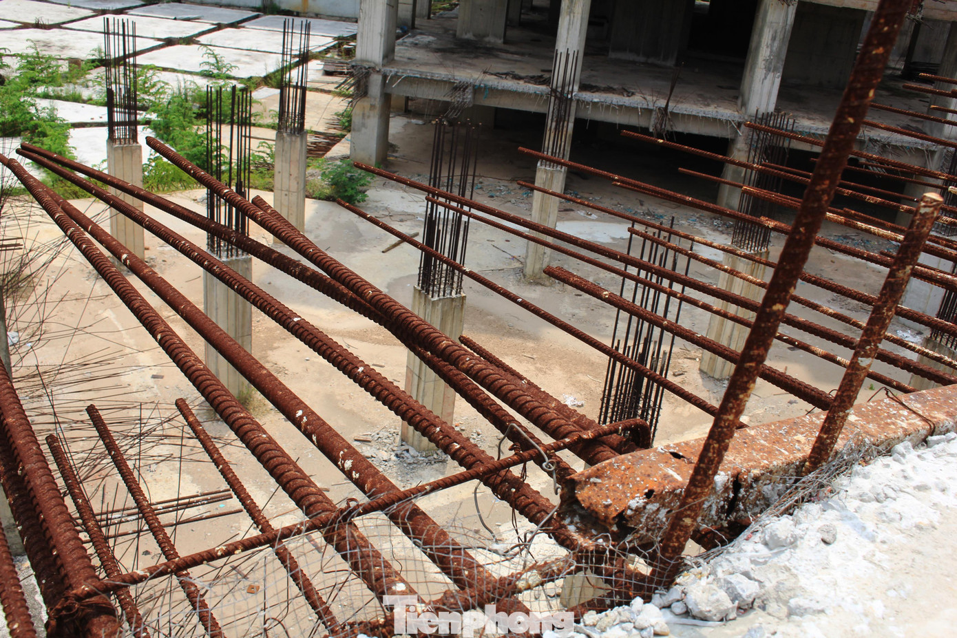 Vật liệu bị ăn mòn theo thời gian. Năm 2020, chủ đầu tư có động thái khởi động lại công trường, giao cho một đơn vị thứ 3 hoàn thiện dự án. Nhưng mới đây, công trường dự án Goldsilk City lại dừng thi công khiến giấc mộng về “thành phố trong mơ” như chủ đầu tư từng vẽ ra lại hoàn giấc mộng. Cách dự án Goldsilk City không xa là &quot;siêu dự án&quot; tổ hợp chung cư Booyoung Vina trên phố Vũ Trọng Khánh, phường Mỗ Lao có diện tích 4,3ha do Công ty TNHH Booyoung Việt Nam làm chủ đầu tư với tổng mức đầu tư lên tới 171 triệu USD (gần 4.000 tỷ đồng hiện tại). Dự án được cấp phép từ năm 2006 và dự kiến hoàn thành vào năm 2010, với 6 tòa chung cư cao 30 tầng. Đến tháng 2/2007 dự án khởi công lần đầu tiên nhưng sau đó nằm “bất động” thời gian dài. Đến tháng 9/2015, chủ đầu tư tiếp tục tiến hành thi công xây dựng dự án trên các lô đất ký hiệu CT-04 và CT-07. Do đó hiện tại, “siêu dự án” chỉ có 2 tòa chung cư được xây dựng trên lô đất CT-04 và CT-07 và đón cư dân về ở. Tuy nhiên 4 ô đất còn lại vẫn đang quây tôn, bỏ hoang. Vật liệu sắt thép tập kết tại các ô đất bỏ hoang bị cỏ dại che lấp và hoen gỉ theo thời gian. Cách dự án Booyoung khoảng 1 km là dự án Tổ hợp văn phòng, khách sạn, trung tâm thương mại dịch vụ và căn hộ cao cấp Golden Millennium Tower tọa lạc tại vị trí đắc địa, số 110 Trần Phú và hiện tại nằm cạnh ga Văn Quán của đường sắt Cát Linh – Hà Đông cũng bỏ hoang gần 10 năm nay. Theo tìm hiểu dự án chung cư Golden Millenium do Công ty Cổ phần tư vấn đầu tư xây dựng Ba Đình làm chủ đầu tư là tòa nhà cao 39 tầng với 3 tầng hầm, 6 tầng trung tâm thương mại dịch vụ, khách sạn và 33 tầng căn hộ. Tổng mức đầu tư là 1.000 tỷ đồng, dự kiến hoàn thành quý IV/2016. Tuy nhiên, sau khi cất nóc, dự án này nằm “đắp chiếu” cho đến nay và lỡ hẹn bàn giao với khách hàng. Hiện tại mặt tiền tầng trệt của dự án bị cây cối che khuất, banner quảng cáo rách te tua, phía ngoài đường trở thành nơi đỗ xe và tập kết rác thải. Bên trong, mặt sàn bị rò rỉ nước và hoang hóa. Ngoài những dự án bỏ hoang kể trên, còn có dự án tòa nhà hỗn hợp đa năng và chung cư cao cấp Vinafor Plaza (Hà Nội Landmark 51) tại 48 Vạn Phúc gồm 51 tầng nổi, 4 tầng hầm, 5 tầng thương mại, 2 tầng kỹ thuật, 1 tầng bể bơi bốn mùa, 43 tầng căn hộ do Tổng Công ty lâm nghiệp Việt Nam (Vinafor) và Công ty Cổ phần Xây dựng Sông Đà 1.01 liên doanh làm chủ đầu tư. Dự án dự kiến hoàn thiện và bàn giao sử dụng vào quý VI/2017 nhưng sau khi cất nóc, dự án đã dừng thi công, bỏ không đến nay. Theo nhiều người dân và chuyên gia, việc các dự án như Goldsilk City, Booyoung Vina, Golden Millennium Tower hay Hà Nội Landmark 51,…dừng thi công và bỏ hoang không chỉ gây lãng phí tài nguyên, khiến bộ mặt đô thị nhếch nhác mà còn làm ảnh hưởng tới cuộc sống của những khách hàng đặt mua căn hộ và đánh mất đi cơ hội đầu tư của nhiều doanh nghiệp có năng lực.