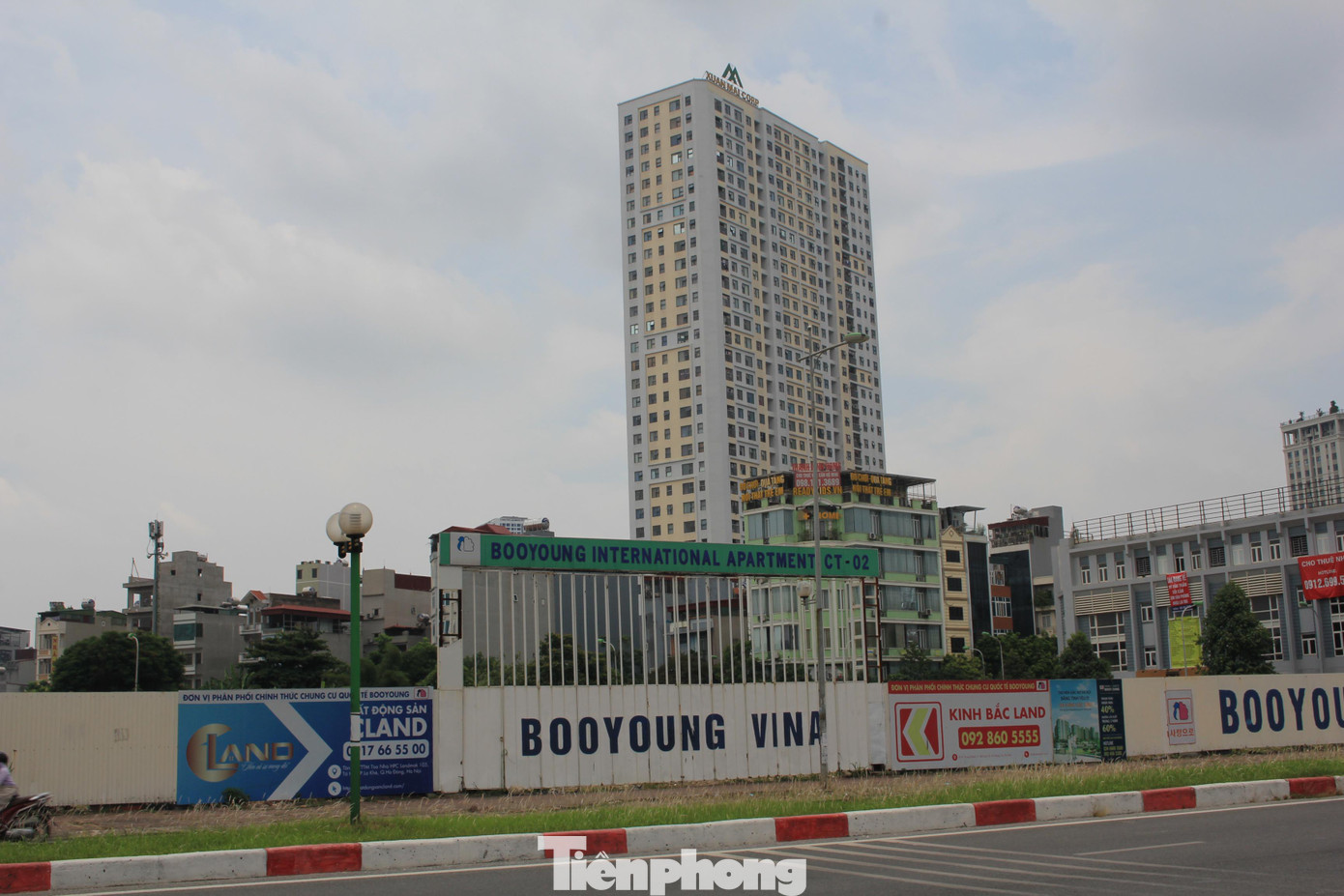 Dự án được cấp phép từ năm 2006 và dự kiến hoàn thành vào năm 2010, với 6 tòa chung cư cao 30 tầng. Đến tháng 2/2007 dự án khởi công lần đầu tiên nhưng sau đó nằm “bất động” thời gian dài. Đến tháng 9/2015, chủ đầu tư tiếp tục tiến hành thi công xây dựng dự án trên các lô đất ký hiệu CT-04 và CT-07.