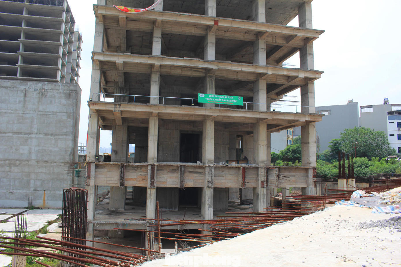 Theo nhiều người dân và chuyên gia, việc các dự án như Goldsilk City, Booyoung Vina, Golden Millennium Tower hay Hà Nội Landmark 51,…dừng thi công và bỏ hoang không chỉ gây lãng phí tài nguyên, khiến bộ mặt đô thị nhếch nhác mà còn làm ảnh hưởng tới cuộc sống của những khách hàng đặt mua căn hộ và đánh mất đi cơ hội đầu tư của nhiều doanh nghiệp có năng lực.