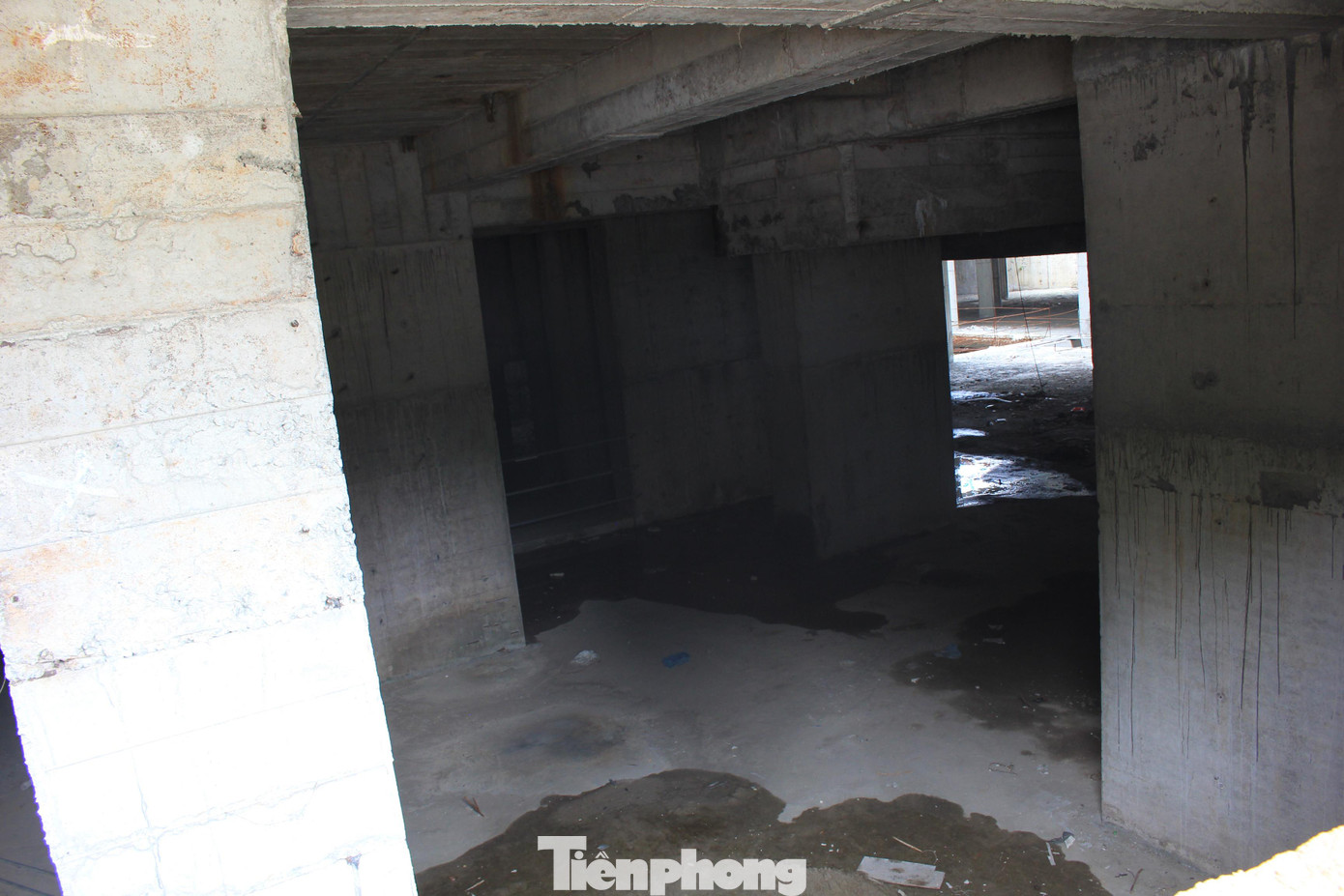 Các hạng mục của phần tầng hầm liên tục rò rỉ nước. Nhiều người dân sống gần khu vực dự án cho biết nhìn khu đất bỏ hoang của Usilk City không khác gì một nghĩa địa và không ai dám lai vãng vào trong.