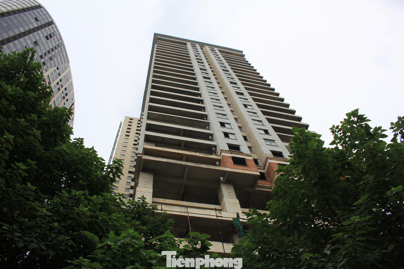 Cách dự án Booyoung khoảng 1 km là dự án Tổ hợp văn phòng, khách sạn, trung tâm thương mại dịch vụ và căn hộ cao cấp Golden Millennium Tower tọa lạc tại vị trí đắc địa, số 110 Trần Phú và hiện tại nằm cạnh ga Văn Quán của đường sắt Cát Linh – Hà Đông cũng bỏ hoang gần 10 năm nay. Theo tìm hiểu dự án chung cư Golden Millenium do Công ty Cổ phần tư vấn đầu tư xây dựng Ba Đình làm chủ đầu tư là tòa nhà cao 39 tầng với 3 tầng hầm, 6 tầng trung tâm thương mại dịch vụ, khách sạn và 33 tầng căn hộ. Tổng mức đầu tư là 1.000 tỷ đồng, dự kiến hoàn thành quý IV/2016. Tuy nhiên, sau khi cất nóc, dự án này nằm “đắp chiếu” cho đến nay và lỡ hẹn bàn giao với khách hàng. Hiện tại mặt tiền tầng trệt của dự án bị cây cối che khuất, banner quảng cáo rách te tua, phía ngoài đường trở thành nơi đỗ xe và tập kết rác thải. Bên trong, mặt sàn bị rò rỉ nước và hoang hóa. Ngoài những dự án bỏ hoang kể trên, còn có dự án tòa nhà hỗn hợp đa năng và chung cư cao cấp Vinafor Plaza (Hà Nội Landmark 51) tại 48 Vạn Phúc gồm 51 tầng nổi, 4 tầng hầm, 5 tầng thương mại, 2 tầng kỹ thuật, 1 tầng bể bơi bốn mùa, 43 tầng căn hộ do Tổng Công ty lâm nghiệp Việt Nam (Vinafor) và Công ty Cổ phần Xây dựng Sông Đà 1.01 liên doanh làm chủ đầu tư. Dự án dự kiến hoàn thiện và bàn giao sử dụng vào quý VI/2017 nhưng sau khi cất nóc, dự án đã dừng thi công, bỏ không đến nay. Theo nhiều người dân và chuyên gia, việc các dự án như Goldsilk City, Booyoung Vina, Golden Millennium Tower hay Hà Nội Landmark 51,…dừng thi công và bỏ hoang không chỉ gây lãng phí tài nguyên, khiến bộ mặt đô thị nhếch nhác mà còn làm ảnh hưởng tới cuộc sống của những khách hàng đặt mua căn hộ và đánh mất đi cơ hội đầu tư của nhiều doanh nghiệp có năng lực.