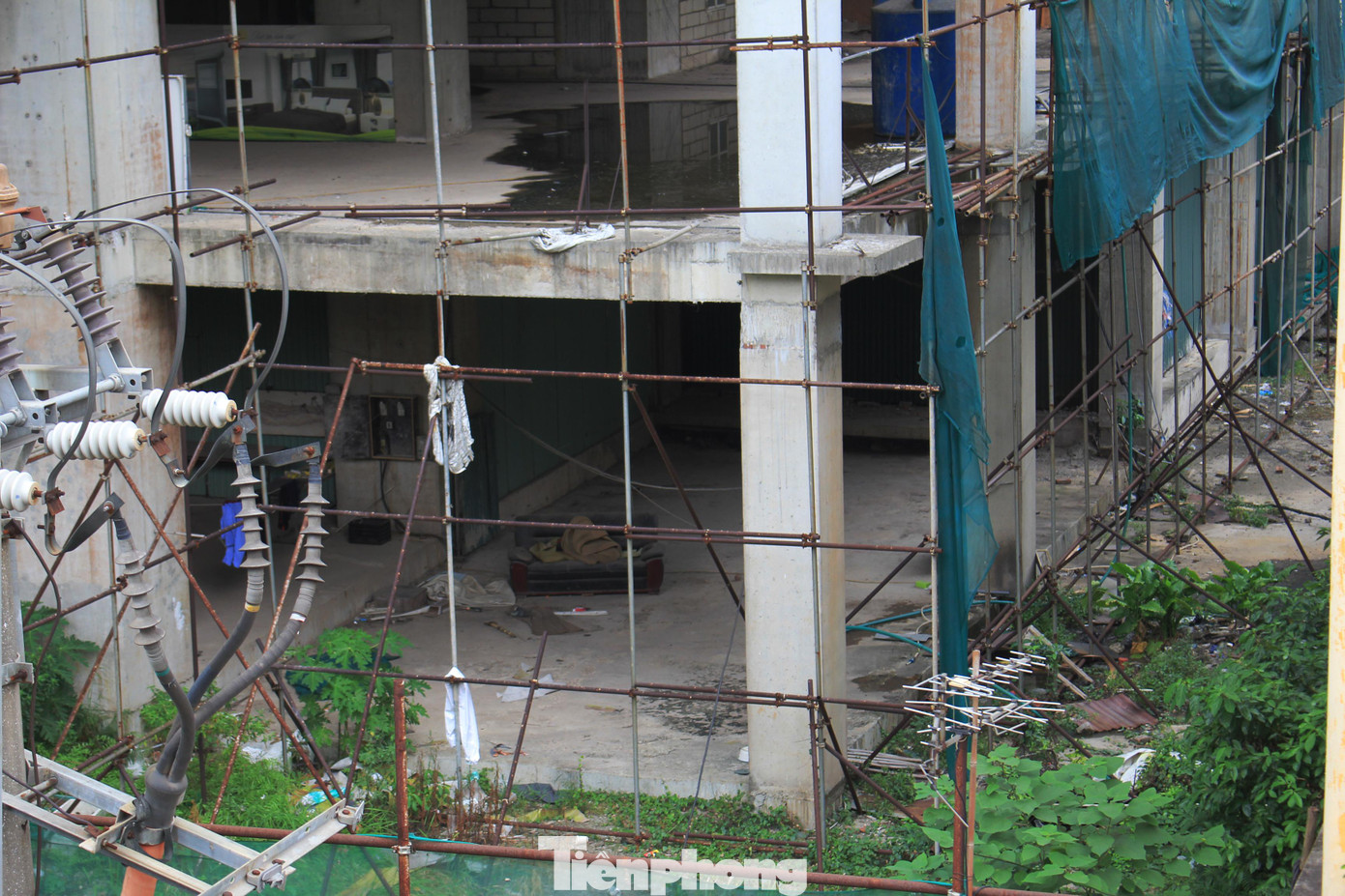 Hiện tại mặt tiền tầng trệt của dự án bị cây cối che khuất, banner quảng cáo rách te tua, phía ngoài đường trở thành nơi đỗ xe và tập kết rác thải. Bên trong, mặt sàn bị rò rỉ nước và hoang hóa. Ngoài những dự án bỏ hoang kể trên, còn có dự án tòa nhà hỗn hợp đa năng và chung cư cao cấp Vinafor Plaza (Hà Nội Landmark 51) tại 48 Vạn Phúc gồm 51 tầng nổi, 4 tầng hầm, 5 tầng thương mại, 2 tầng kỹ thuật, 1 tầng bể bơi bốn mùa, 43 tầng căn hộ do Tổng Công ty lâm nghiệp Việt Nam (Vinafor) và Công ty Cổ phần Xây dựng Sông Đà 1.01 liên doanh làm chủ đầu tư. Dự án dự kiến hoàn thiện và bàn giao sử dụng vào quý VI/2017 nhưng sau khi cất nóc, dự án đã dừng thi công, bỏ không đến nay. Theo nhiều người dân và chuyên gia, việc các dự án như Goldsilk City, Booyoung Vina, Golden Millennium Tower hay Hà Nội Landmark 51,…dừng thi công và bỏ hoang không chỉ gây lãng phí tài nguyên, khiến bộ mặt đô thị nhếch nhác mà còn làm ảnh hưởng tới cuộc sống của những khách hàng đặt mua căn hộ và đánh mất đi cơ hội đầu tư của nhiều doanh nghiệp có năng lực.