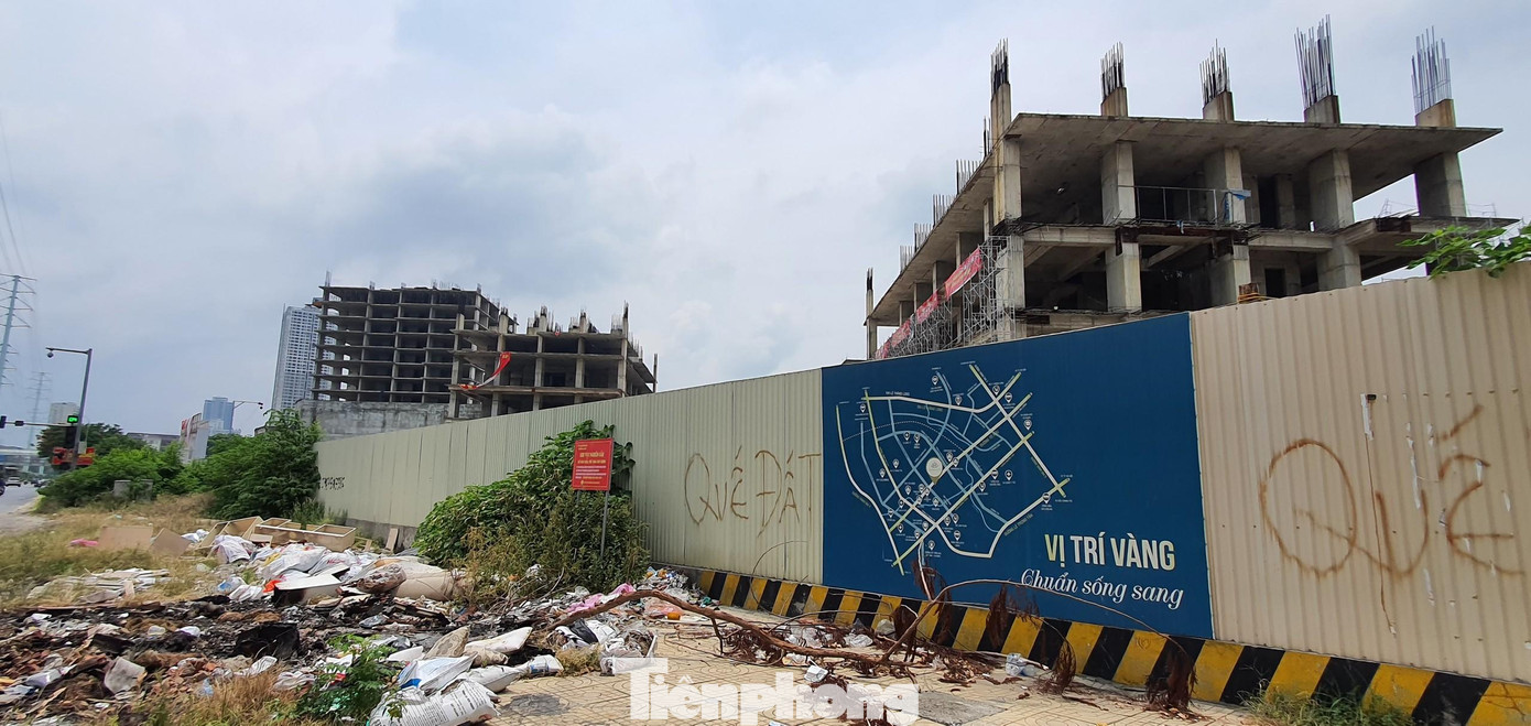 Nhưng mới đây, công trường dự án Goldsilk City lại dừng thi công khiến giấc mộng về “thành phố trong mơ” như chủ đầu tư từng vẽ ra lại hoàn giấc mộng.