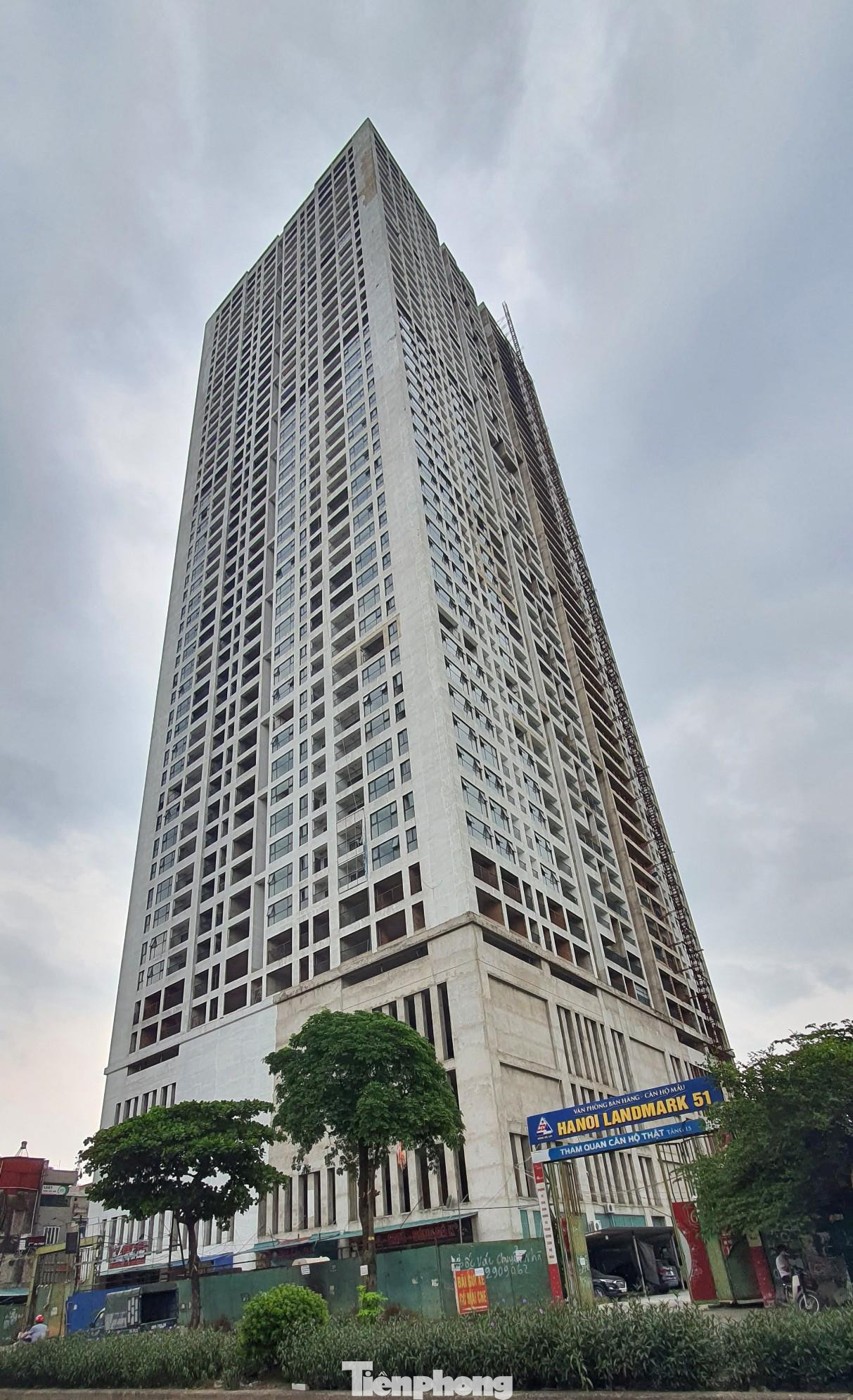 Ngoài những dự án bỏ hoang kể trên, còn có dự án tòa nhà hỗn hợp đa năng và chung cư cao cấp Vinafor Plaza (Hà Nội Landmark 51) tại 48 Vạn Phúc gồm 51 tầng nổi, 4 tầng hầm, 5 tầng thương mại, 2 tầng kỹ thuật, 1 tầng bể bơi bốn mùa, 43 tầng căn hộ do Tổng Công ty lâm nghiệp Việt Nam (Vinafor) và Công ty Cổ phần Xây dựng Sông Đà 1.01 liên doanh làm chủ đầu tư. Dự án dự kiến hoàn thiện và bàn giao sử dụng vào quý VI/2017 nhưng sau khi cất nóc, dự án đã dừng thi công, bỏ không đến nay.