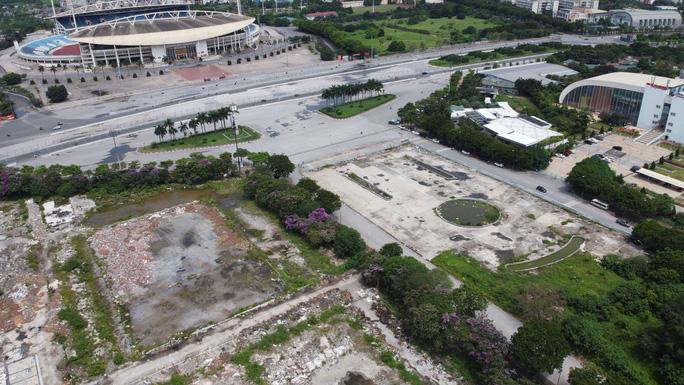 Đất bãi đỗ xe ký hiệu P1, P2 diện tích trên 94.400 m2 KLHTTQG là chủ thể quản lý đất (tài sản công) nhưng không trực tiếp quản lý, sử dụng; năm 2002 đã bàn giao mặt bằng cho Công ty Khai thác điểm đỗ xe (nay là Công ty TNHH MTV Khai thác điểm đỗ xe Hà Nội) để thực hiện dự án đầu tư xây dựng bãi đỗ xe được UBND TP Hà Nội phê duyệt. Công ty này đã khai thác, sử dụng đất bãi đỗ xe P1, P2 từ năm 2003 đến nay nhưng chưa có quyết định của cơ quan có thẩm quyền về việc giao đất cho công ty; đồng thời chưa phát sinh nghĩa vụ tài chính về đất (tiền thuê đất) đối với nhà nước. (Ảnh: Minh Phong/Người Lao động)