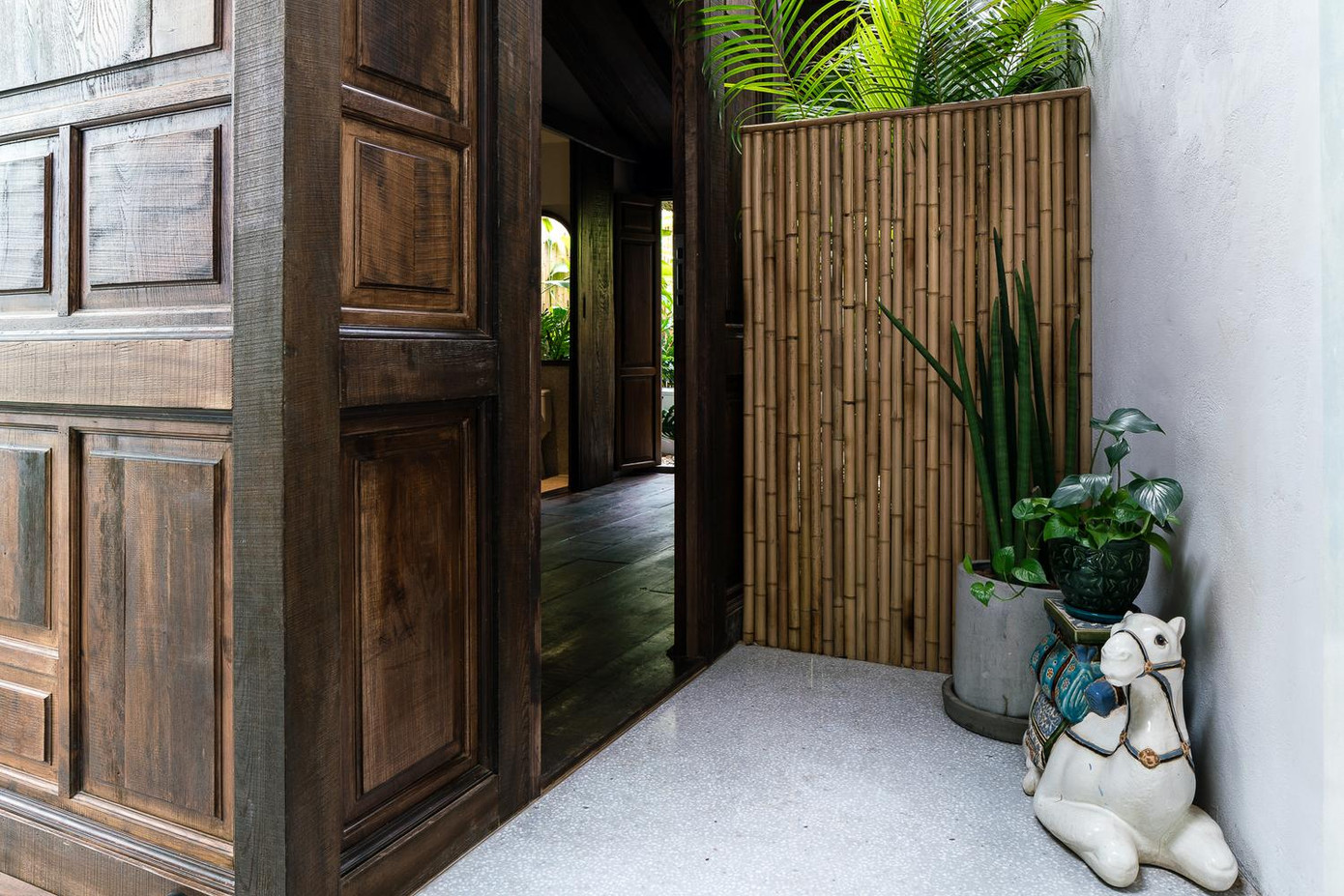 Các phòng được xây dựng bằng gỗ khai hoang; vách ngăn có họa tiết từ vách nhà của đồng bào dân tộc thiểu số.